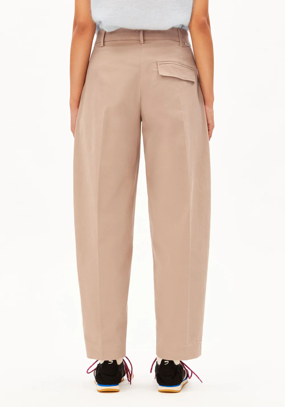 armedangels femme pantalon barrel leg twill coton bio camel l armoire poethique 2