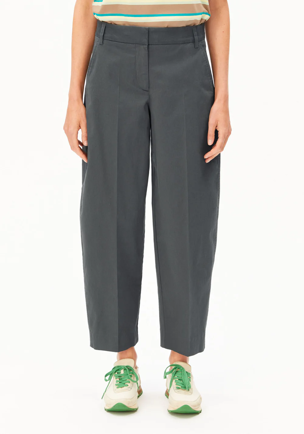 armedangels femme pantalon barrel leg twill coton bio gris l armoire poethique 2