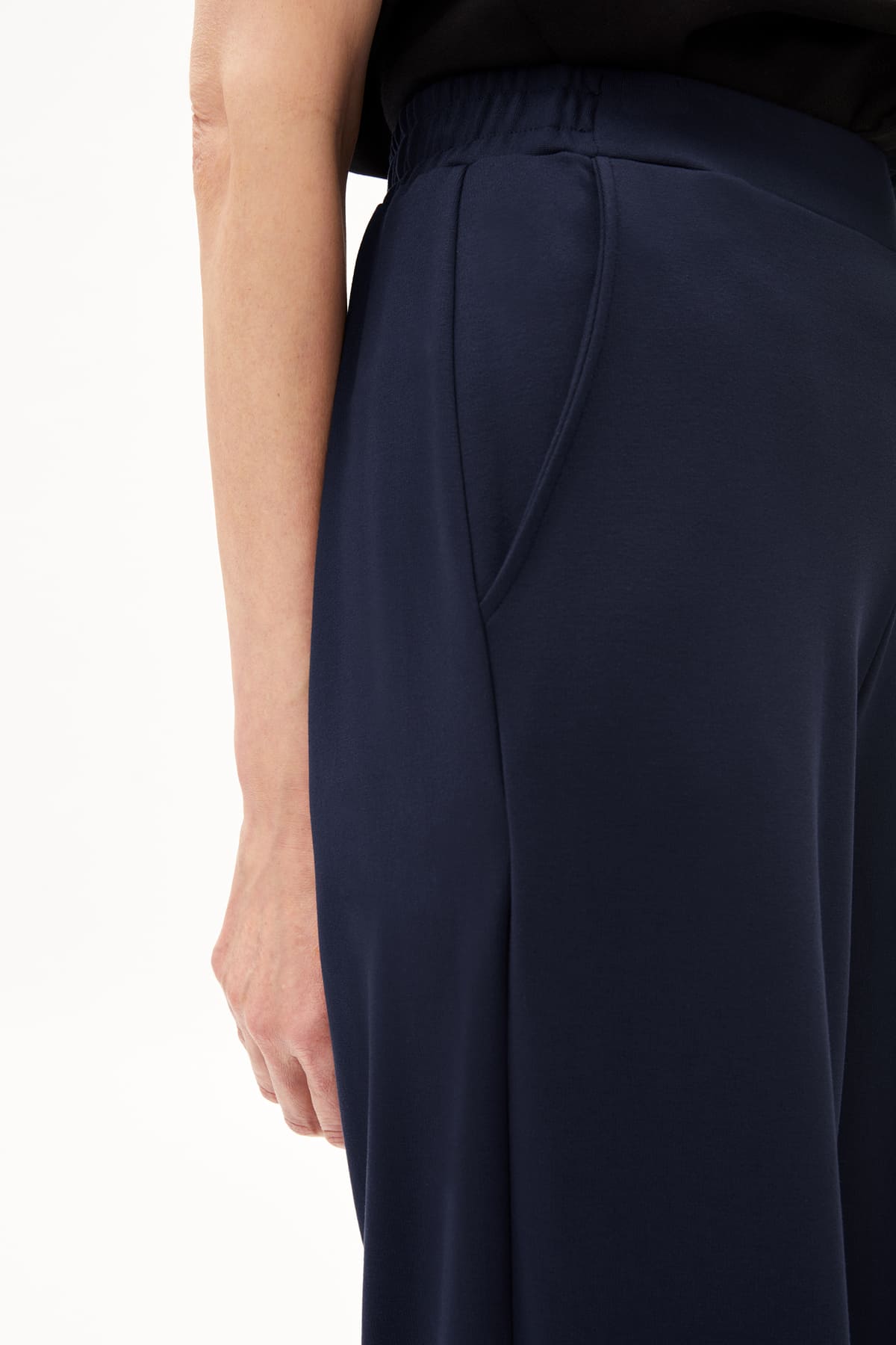 armedangels femme pantalon himaari bleu marine lenzing ecovero l armoire poethique 2