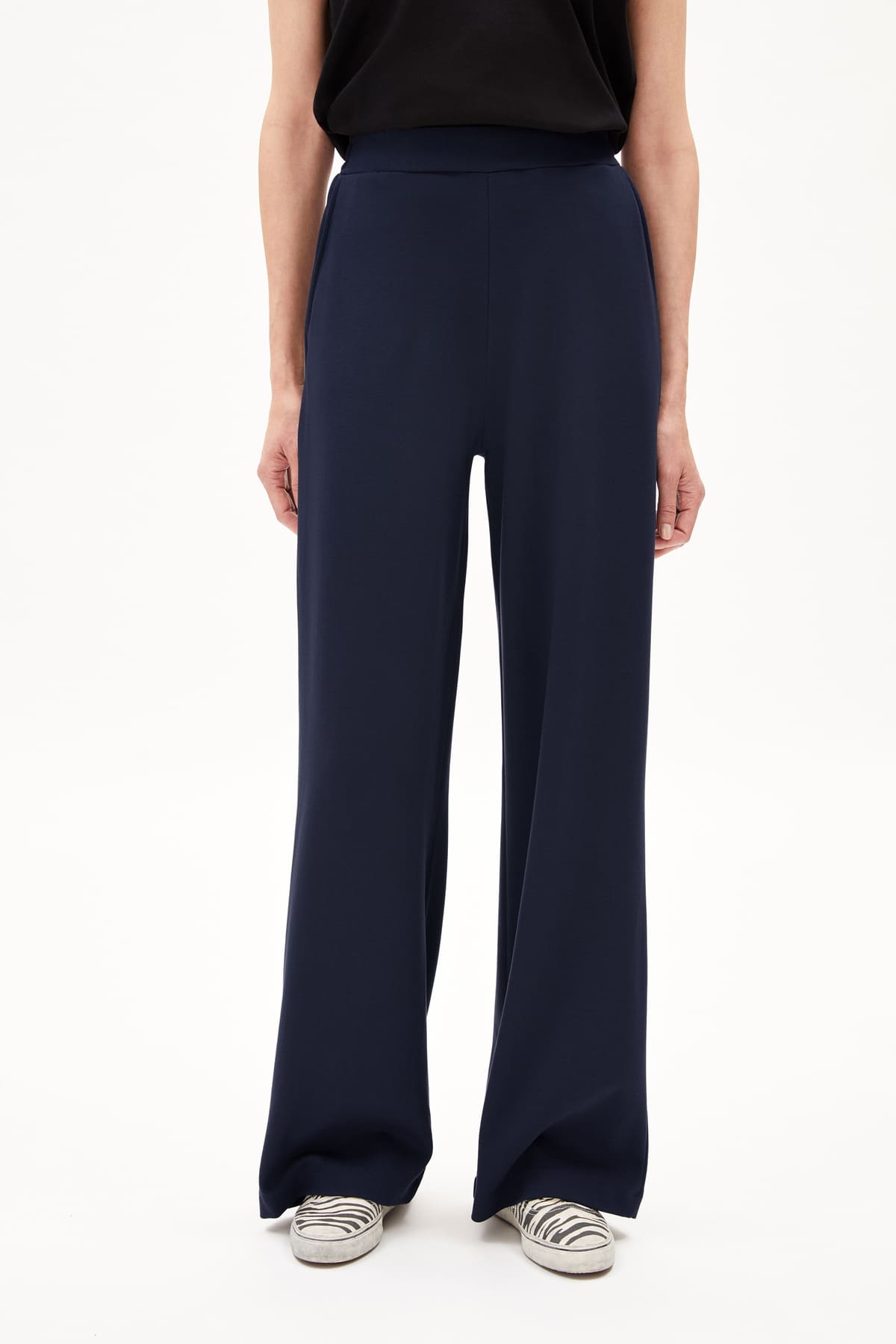armedangels femme pantalon himaari bleu marine lenzing ecovero l armoire poethique 4