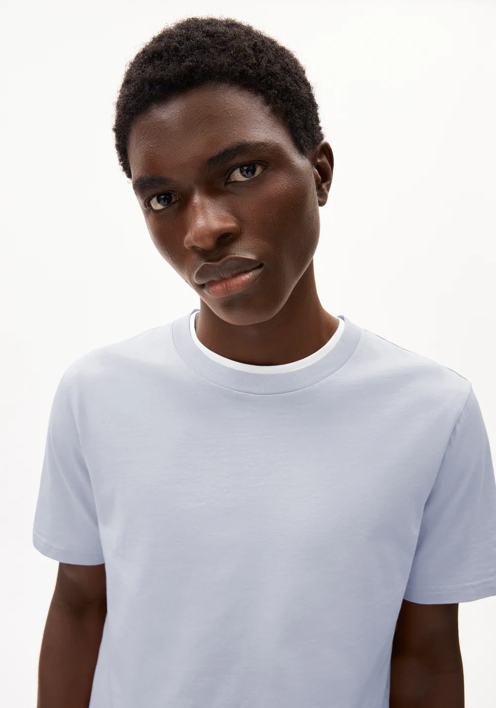 armedangels homme t shirt basique jaames coton bio bleu gris l armoire poethique 4