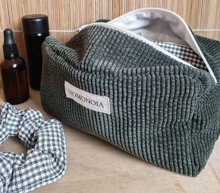 Accessoires pour femme, trousses upcyclées, Armoire Poéthique
