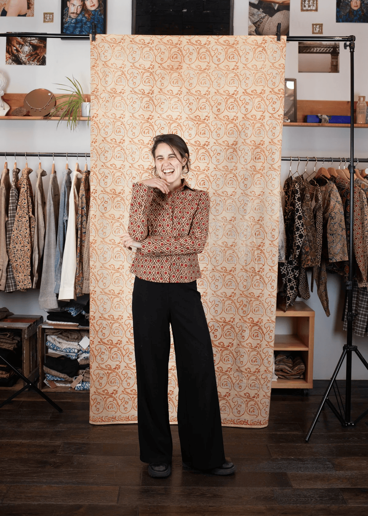 azaadi femme chemise bindu kendr centre rouge noir ecru coton bio l armoire poethique 1