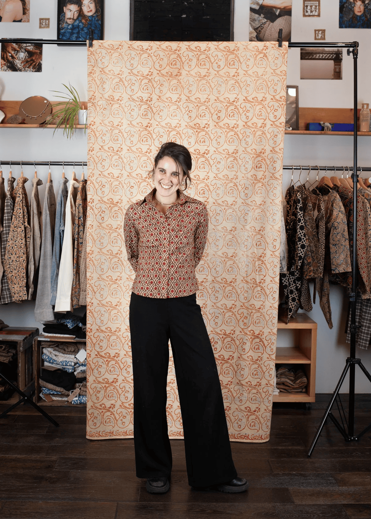 azaadi femme chemise bindu kendr centre rouge noir ecru coton bio l armoire poethique 3