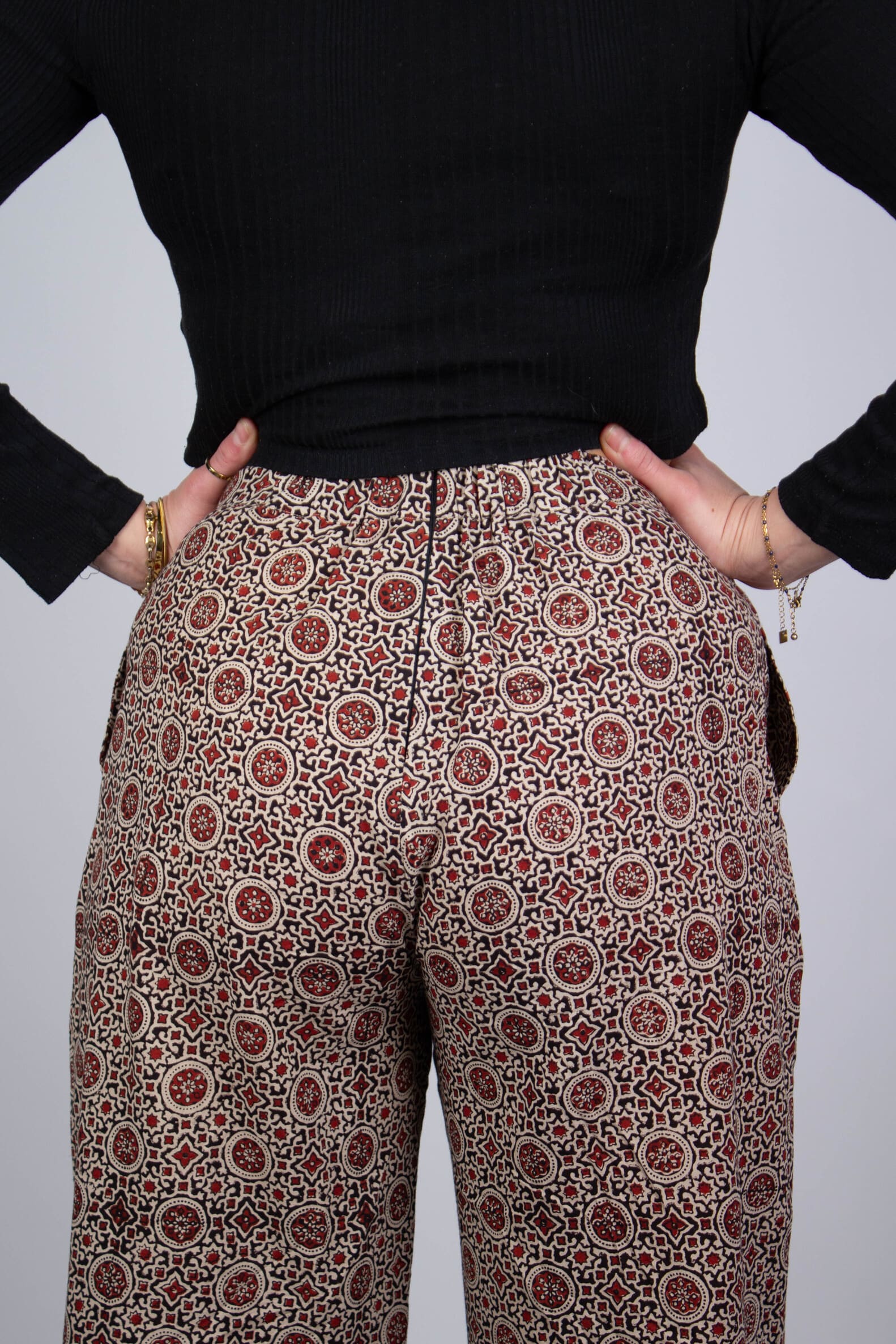 Pantalon Sagara en coton bio Mojaik · rouge et noir