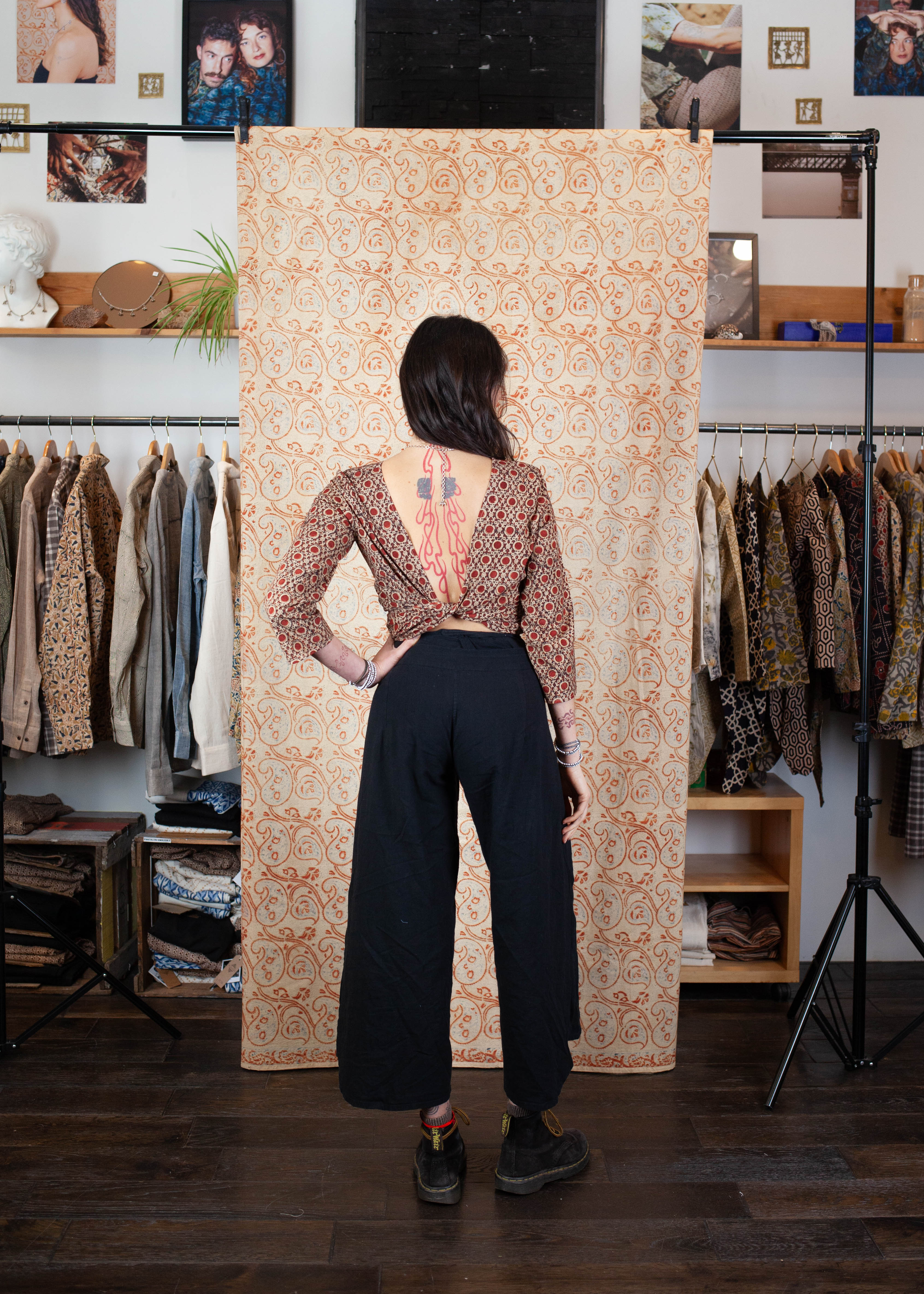 azaadi femme top benares kendr centre rouge noir ecru coton bio l armoire poethique 1