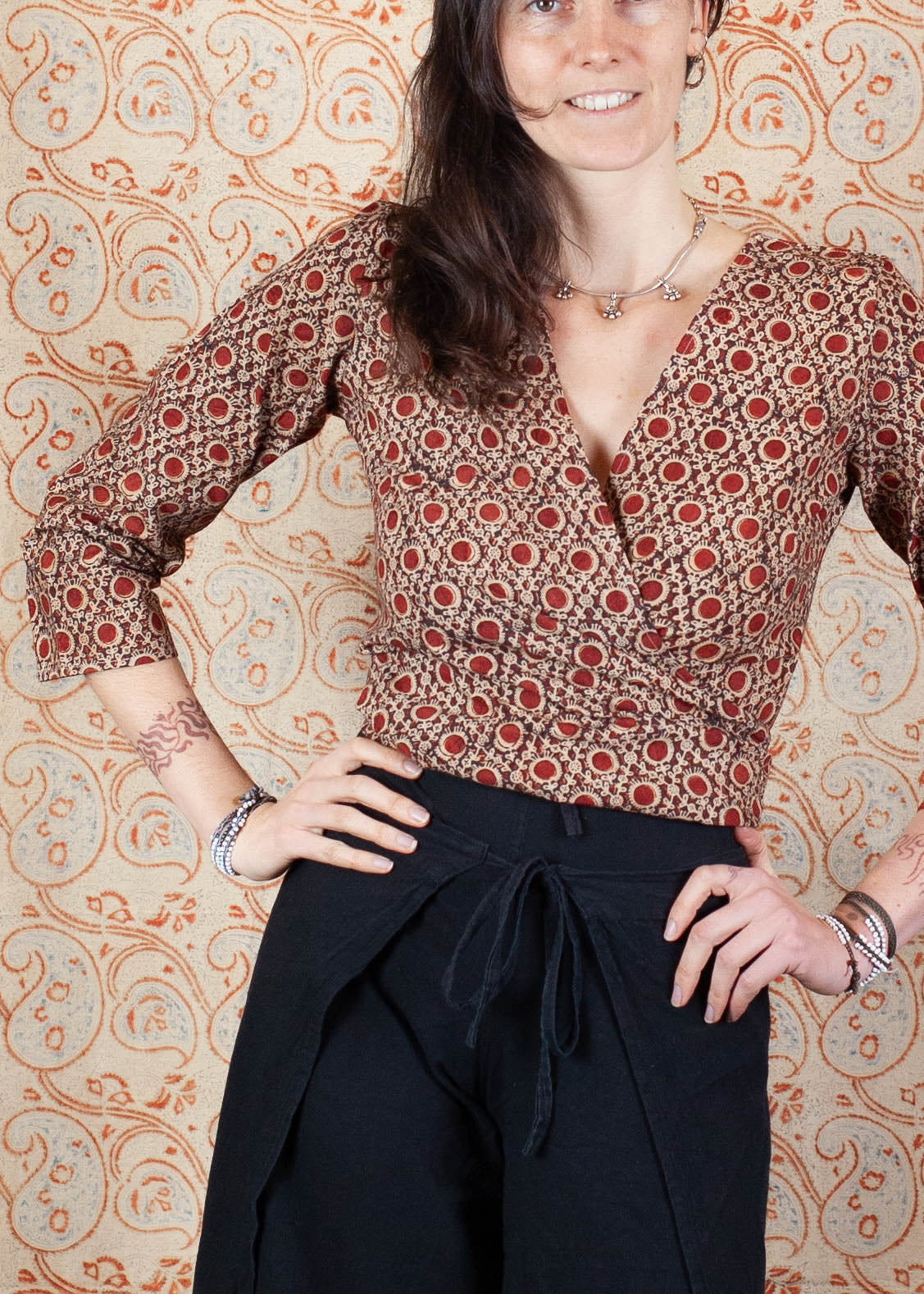 azaadi femme top benares kendr centre rouge noir ecru coton bio l armoire poethique 2