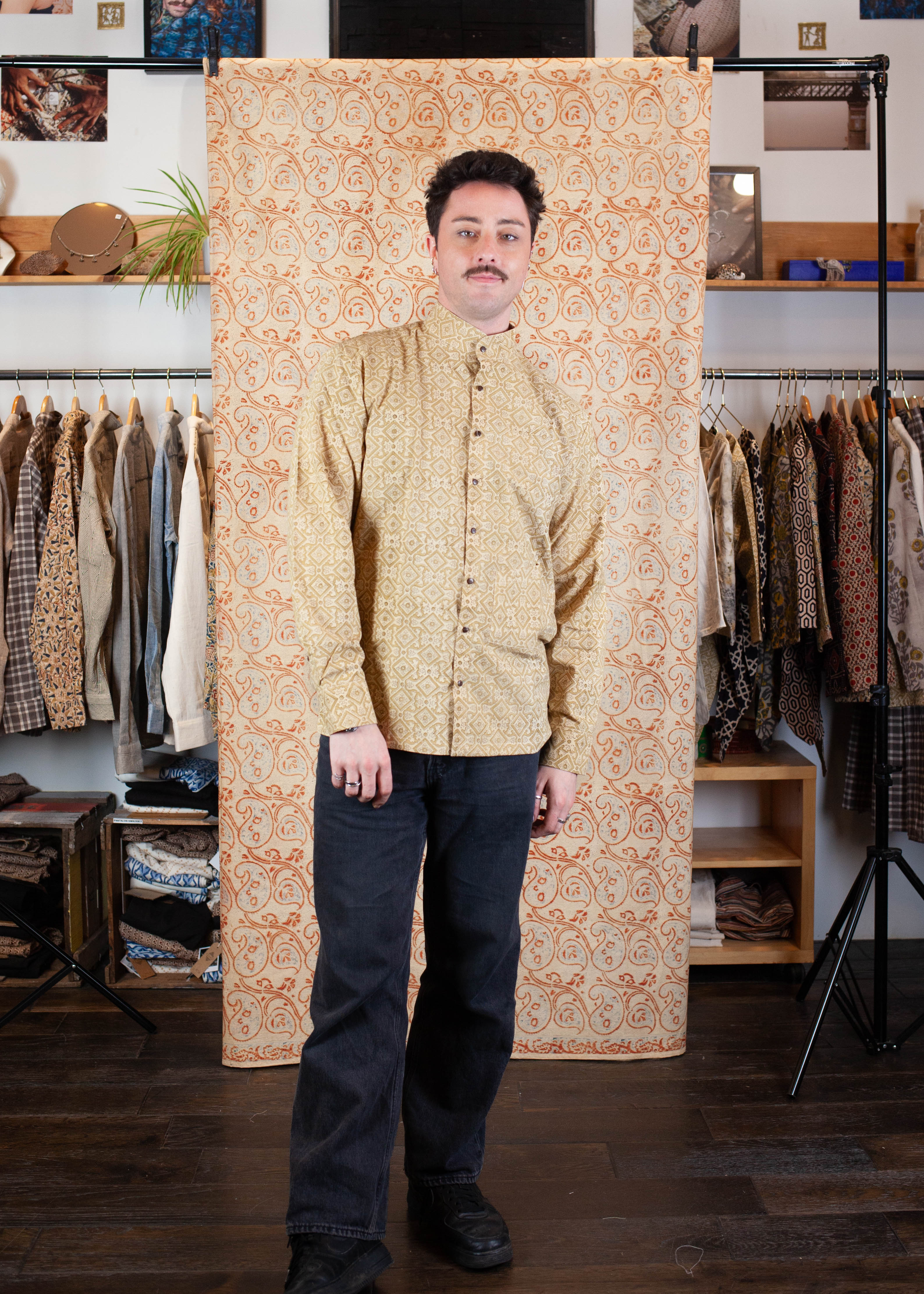 chemise daramshala en coton bio saath ensemble kaki clair et cru azaadi homme chemise daramshala saath coton bio l armoire poethique 1