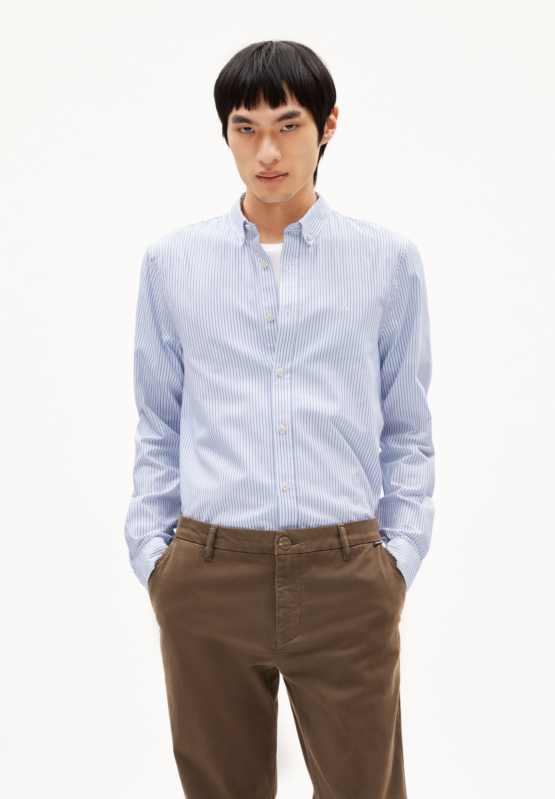 chemise en coton bio quaasa bleu ray armedangels homme chemise ray quaasa coton bio blanc bleu l armoire poethique 1