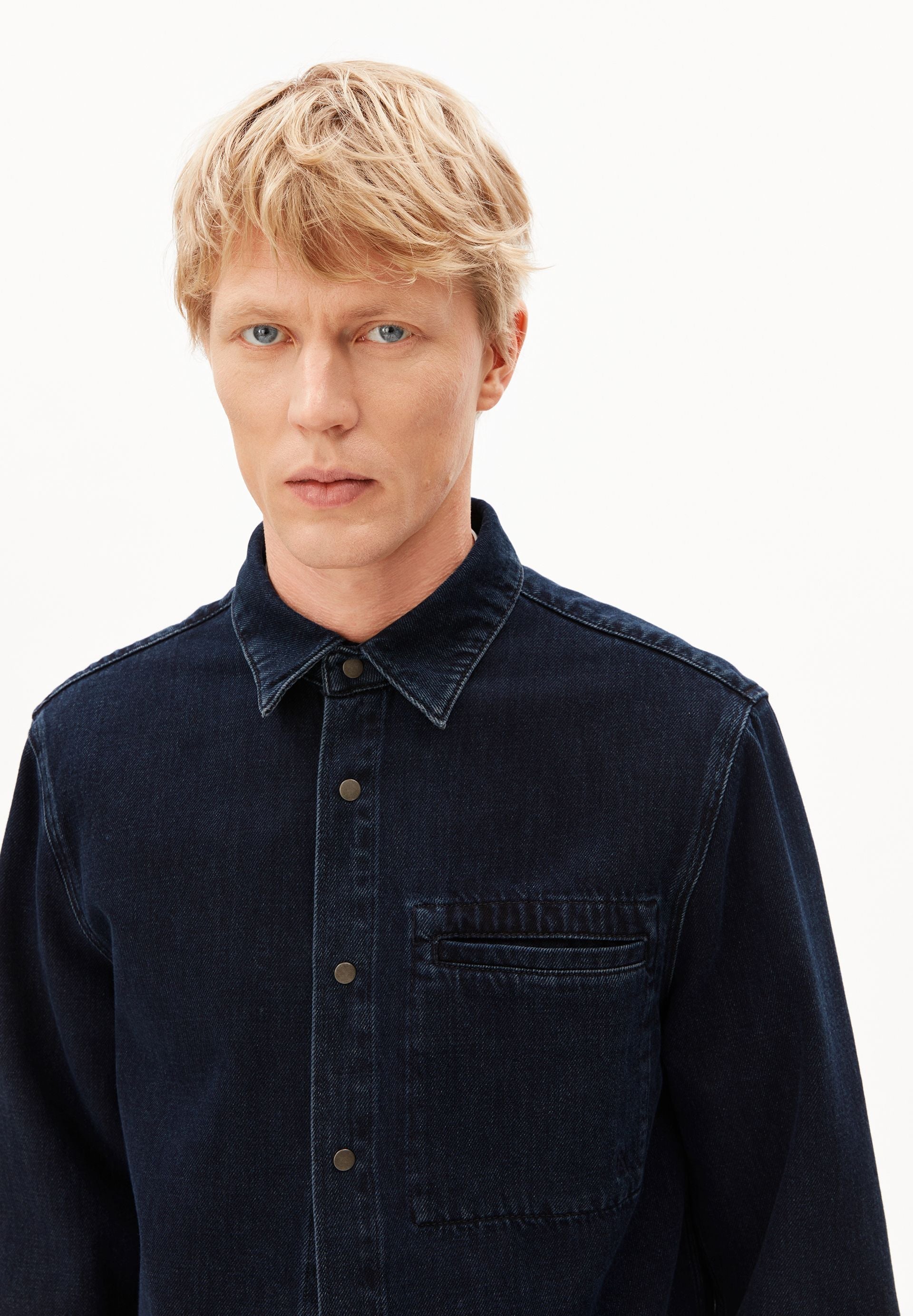 chemise en denim de coton bio et coton recycl welt pocket denim bleu fonc armedangels homme chemise denim welt pocket coton bio coton recycl bleu fonc l armoire poethique 3