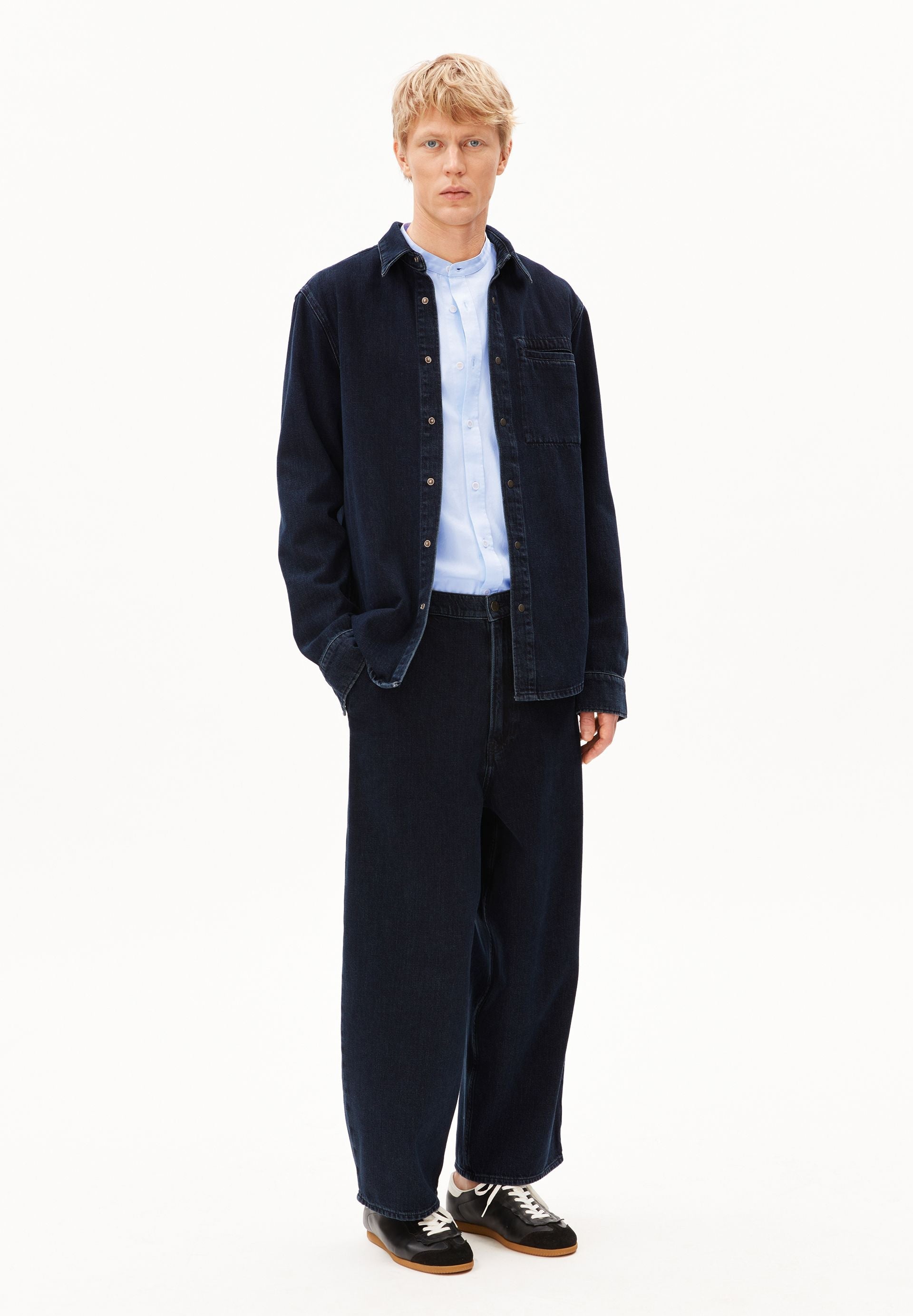chemise en denim de coton bio et coton recycl welt pocket denim bleu fonc armedangels homme chemise denim welt pocket coton bio coton recycl bleu fonc l armoire poethique 5
