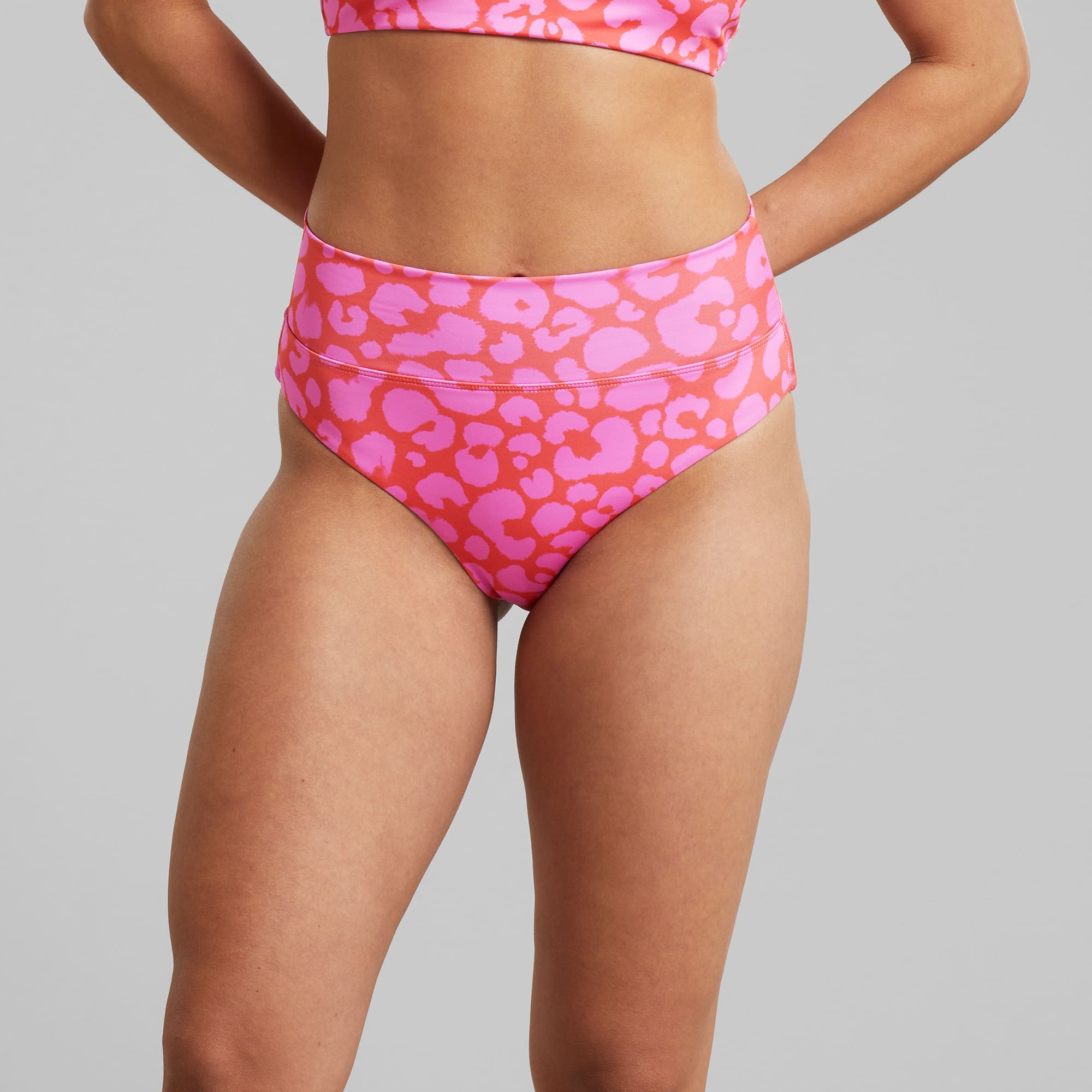 Bas de maillot de bain léopard en polyester recyclé · rouge et rose - bikini pants slite painted leopard red