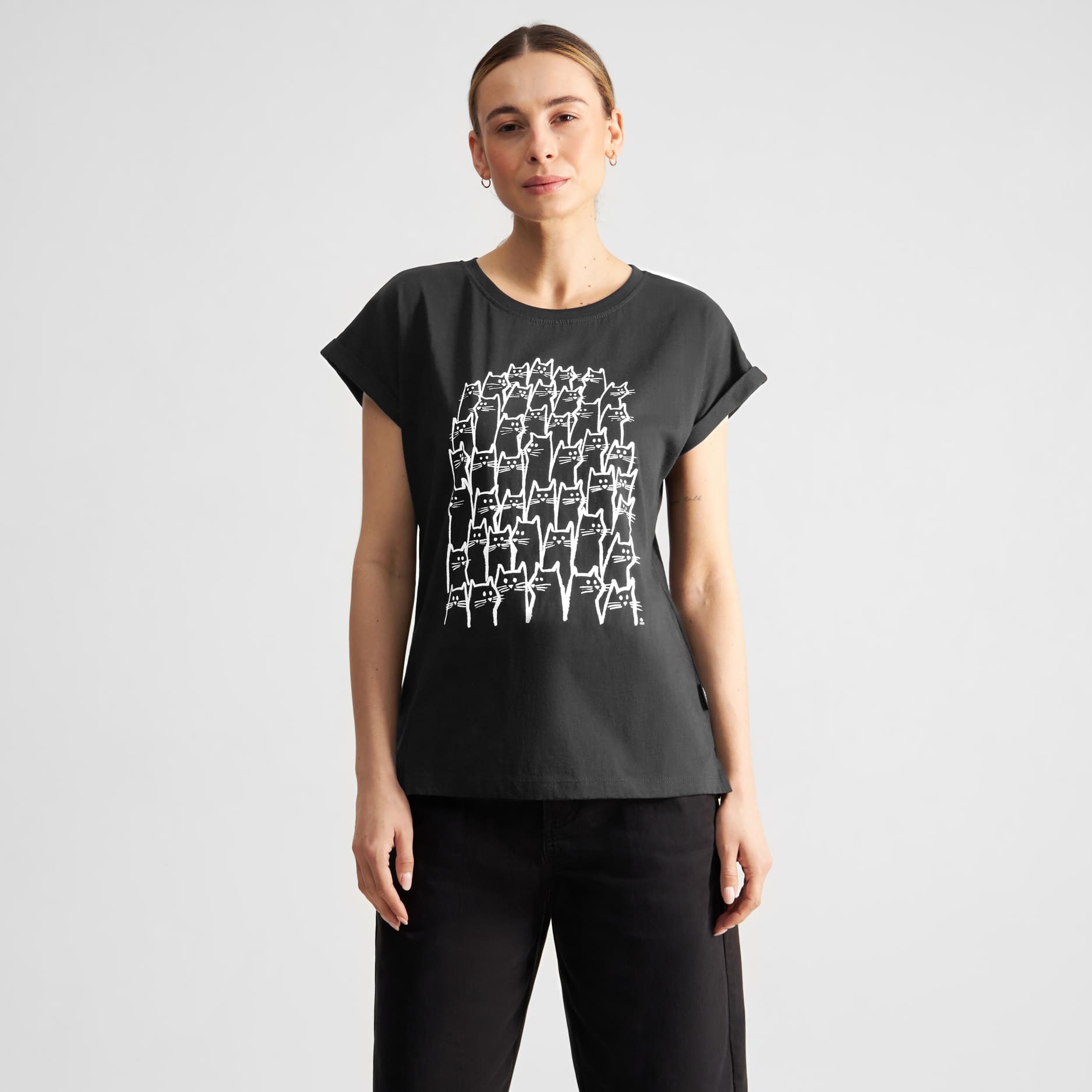 Organic cotton cat t-shirt · black - visby cat crowd black