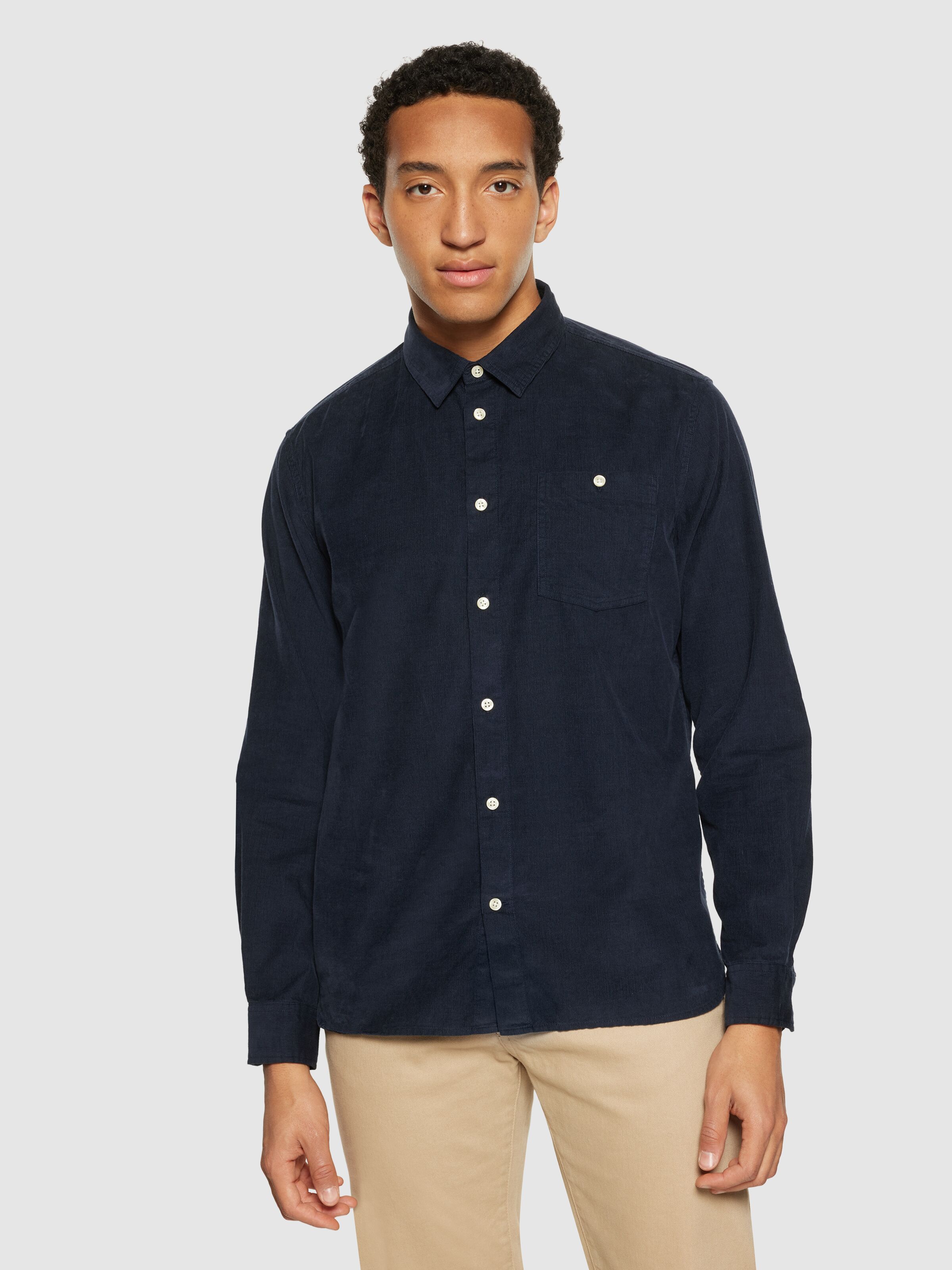 knowledge cotton apparel homme chemise 26 wales corduroy coton bio bleu marine l armoire poethique  3