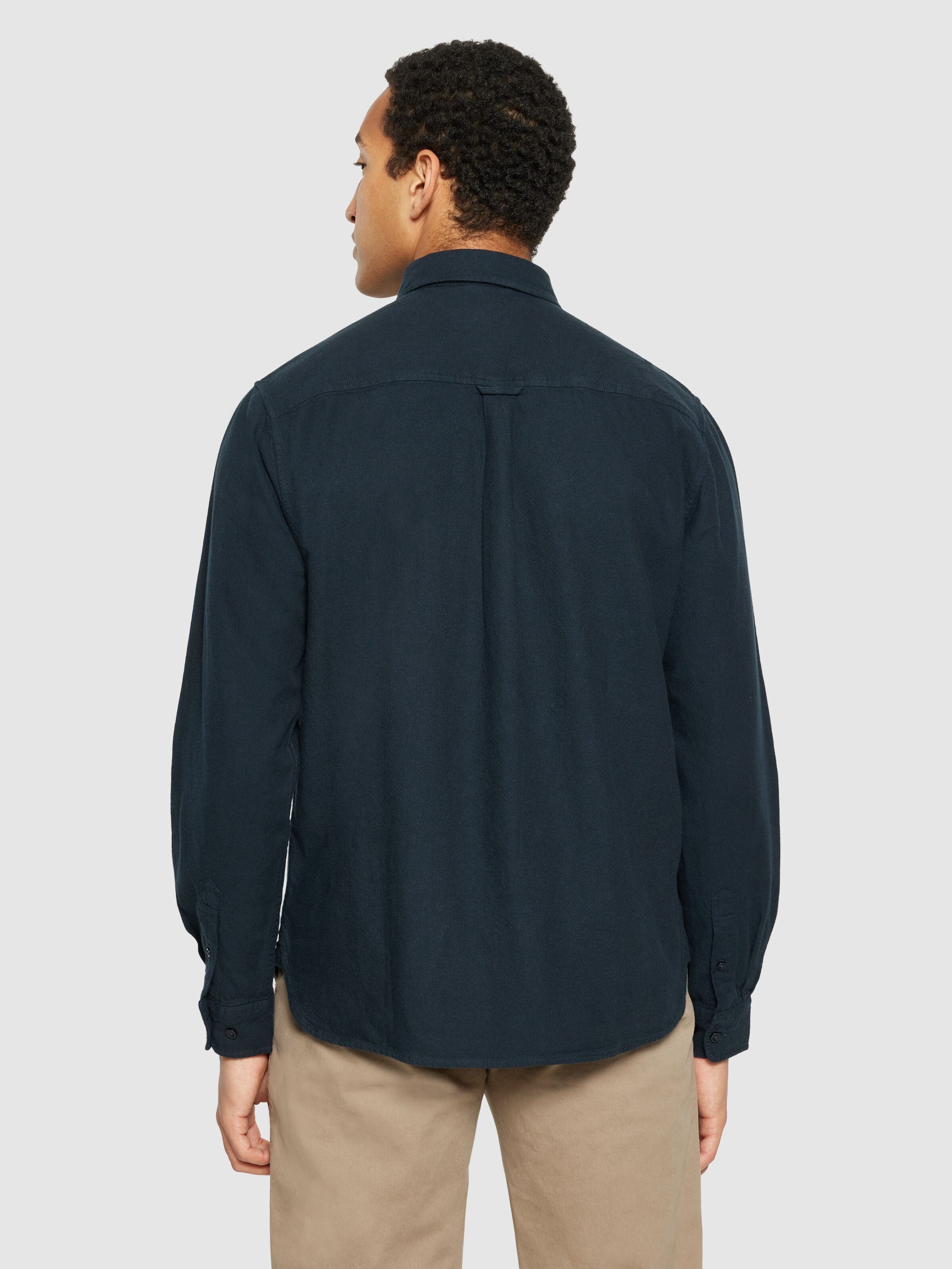 knowledge cotton apparel homme chemise heavy twill flannel coton bio bleu marine l armoire poethique 4