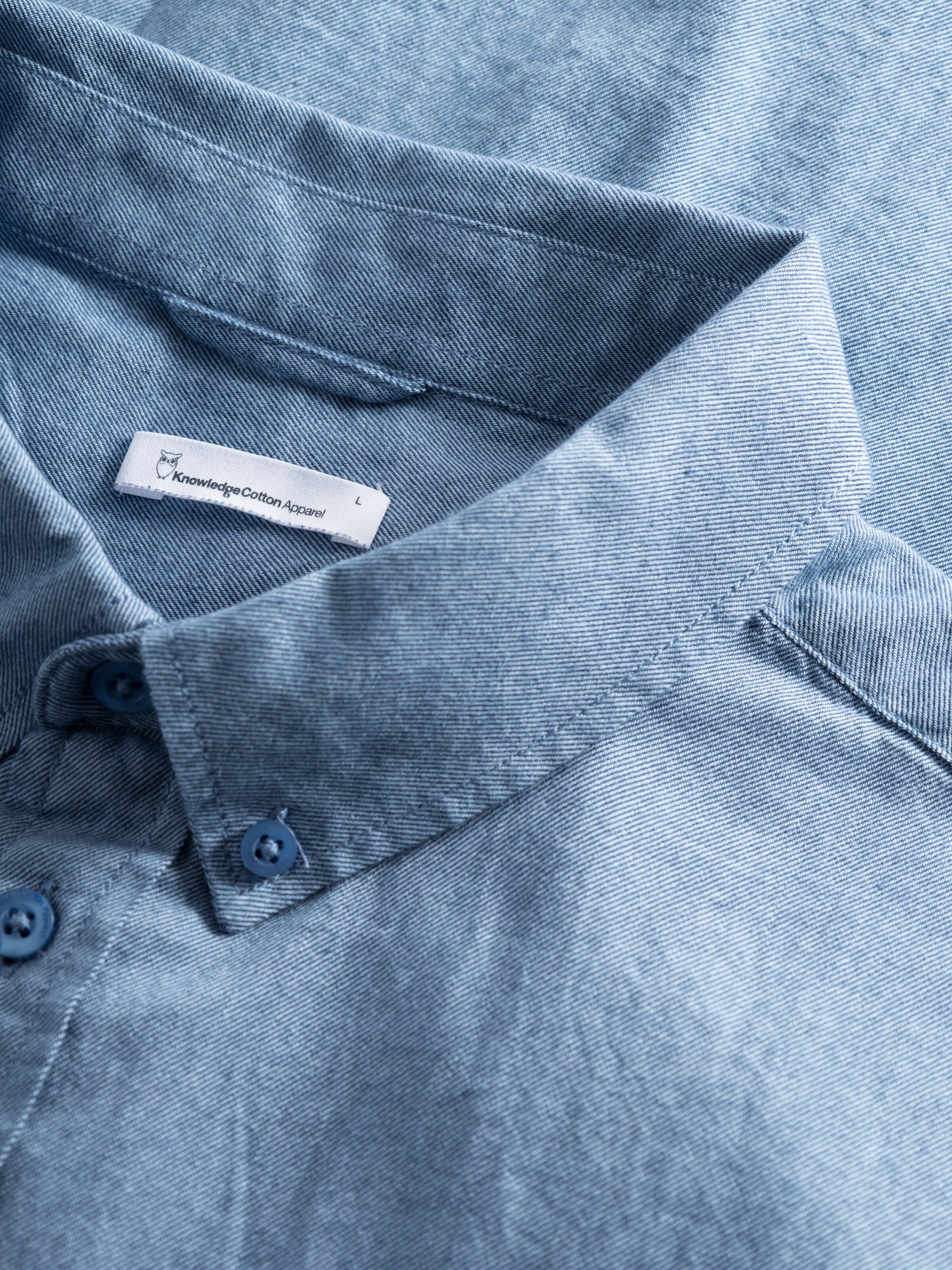 knowledge cotton apparel homme chemise melange flannel coton bio bleu denim l armoire poethique  4