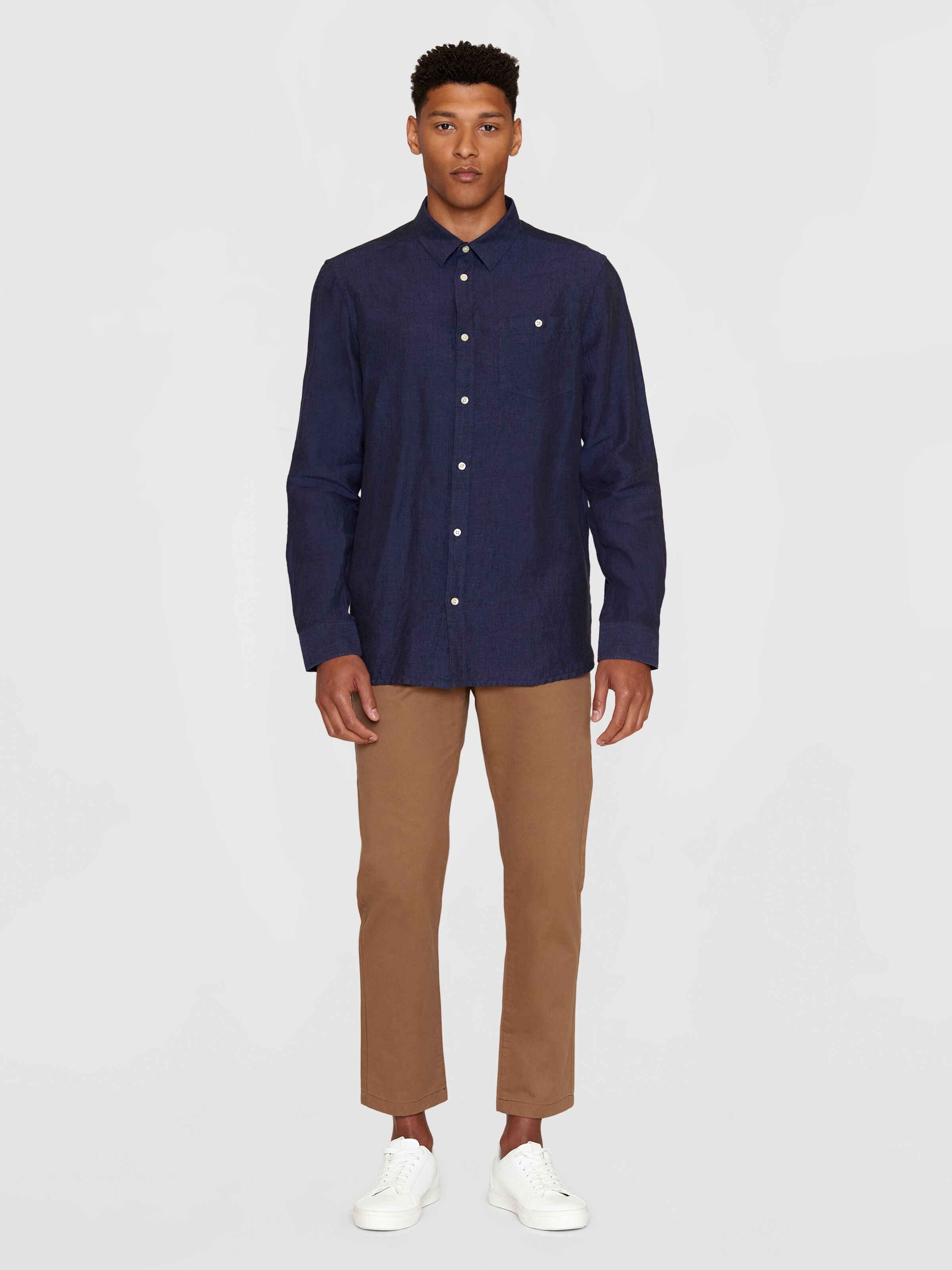 knowledge cotton apparel homme chemise regular lin bio bleu marine l armoire poethique 5