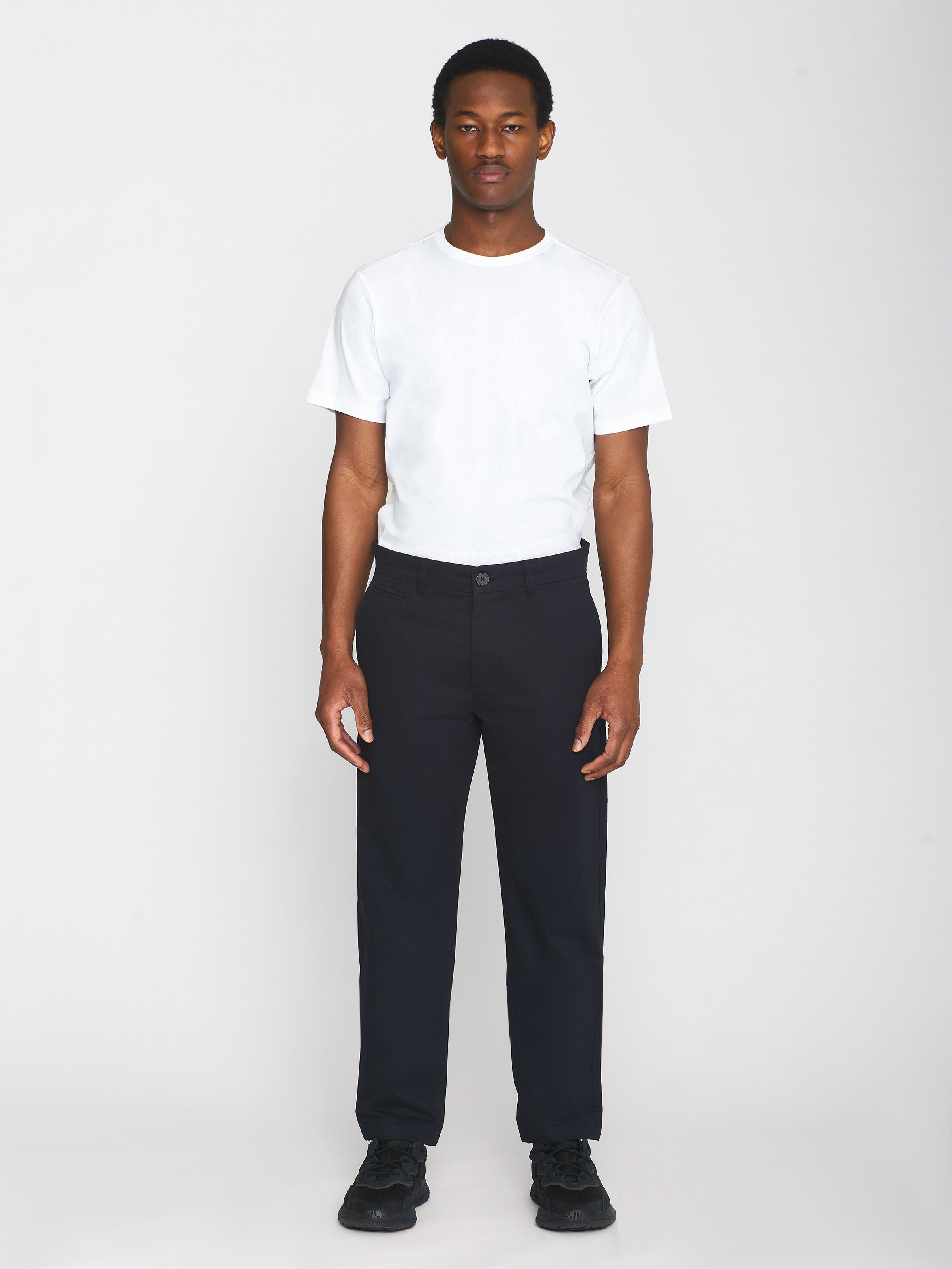 knowledge cotton apparel homme pantalon chuck regular chino twill pants coton bio noir l armoire poethique  2