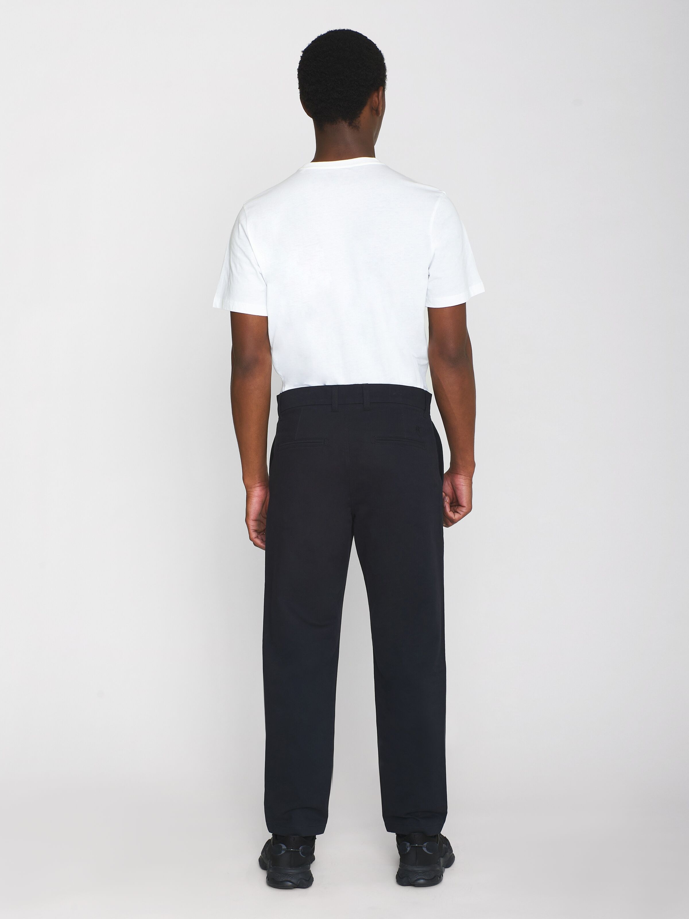 knowledge cotton apparel homme pantalon chuck regular chino twill pants coton bio noir l armoire poethique 3