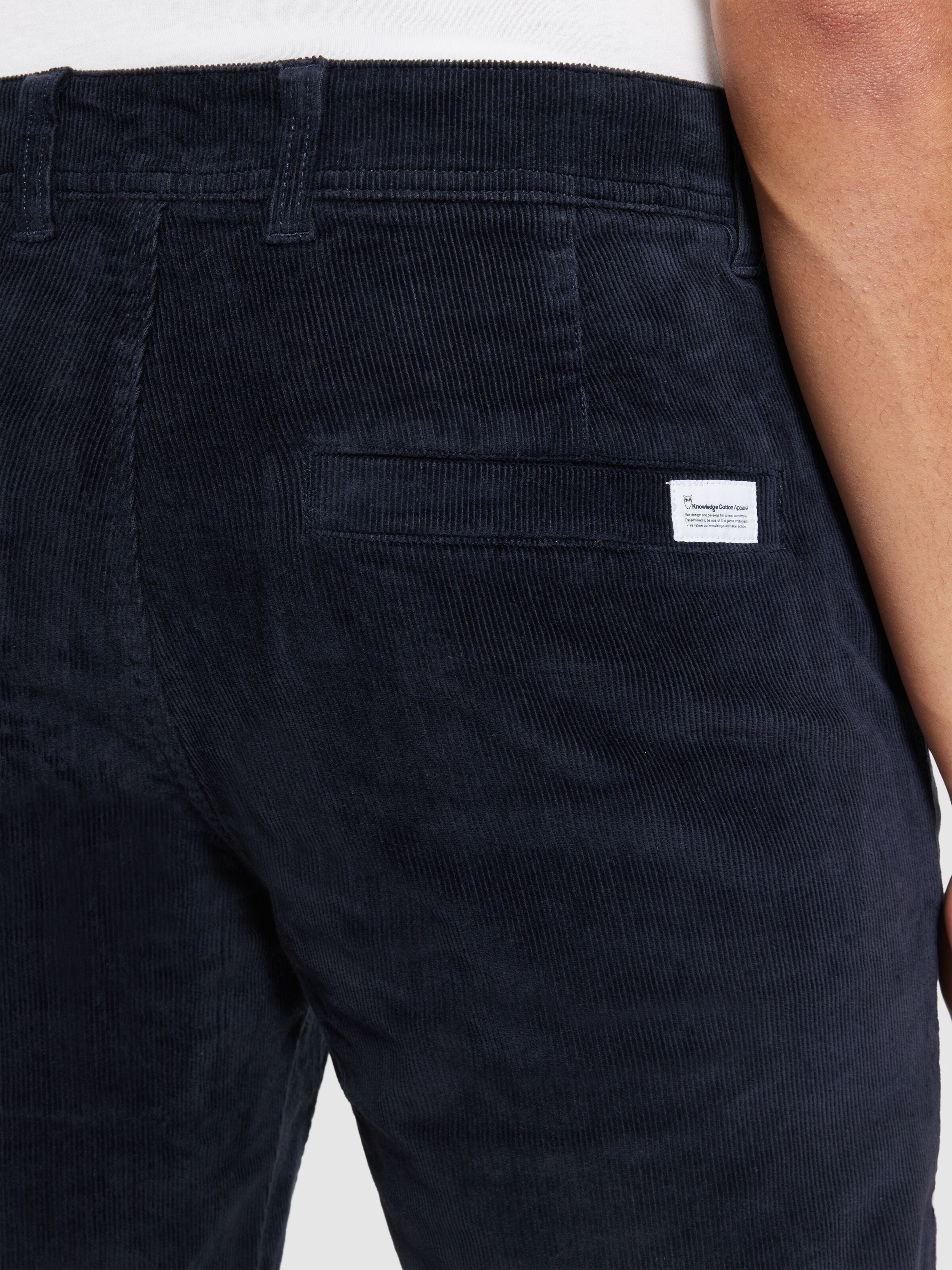 knowledge cotton apparel homme pantalon chuck regular corduroy chino pants coton bio bleu fonce l armoire poethique 1