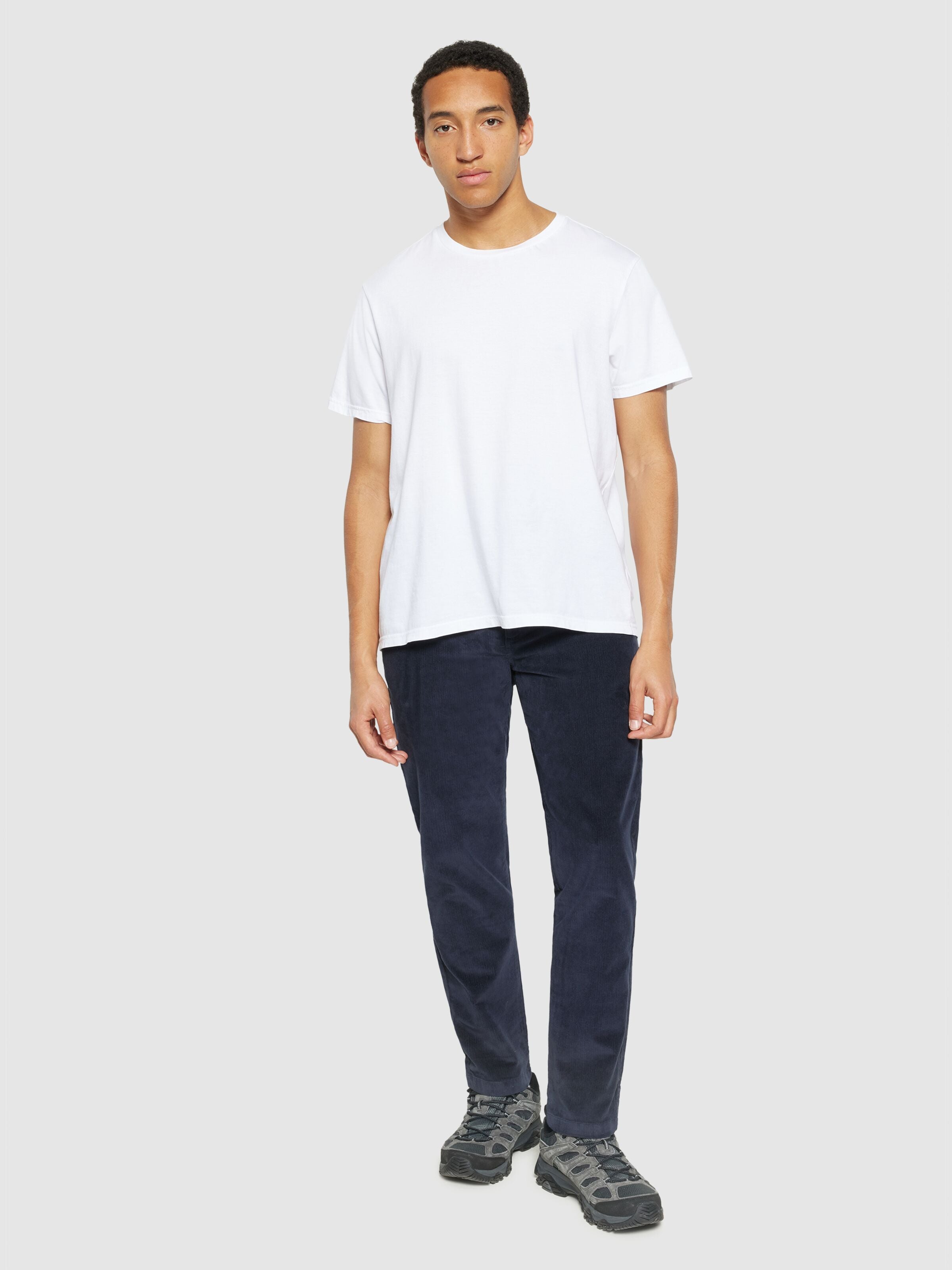 knowledge cotton apparel homme pantalon chuck regular corduroy chino pants coton bio bleu fonce l armoire poethique  5