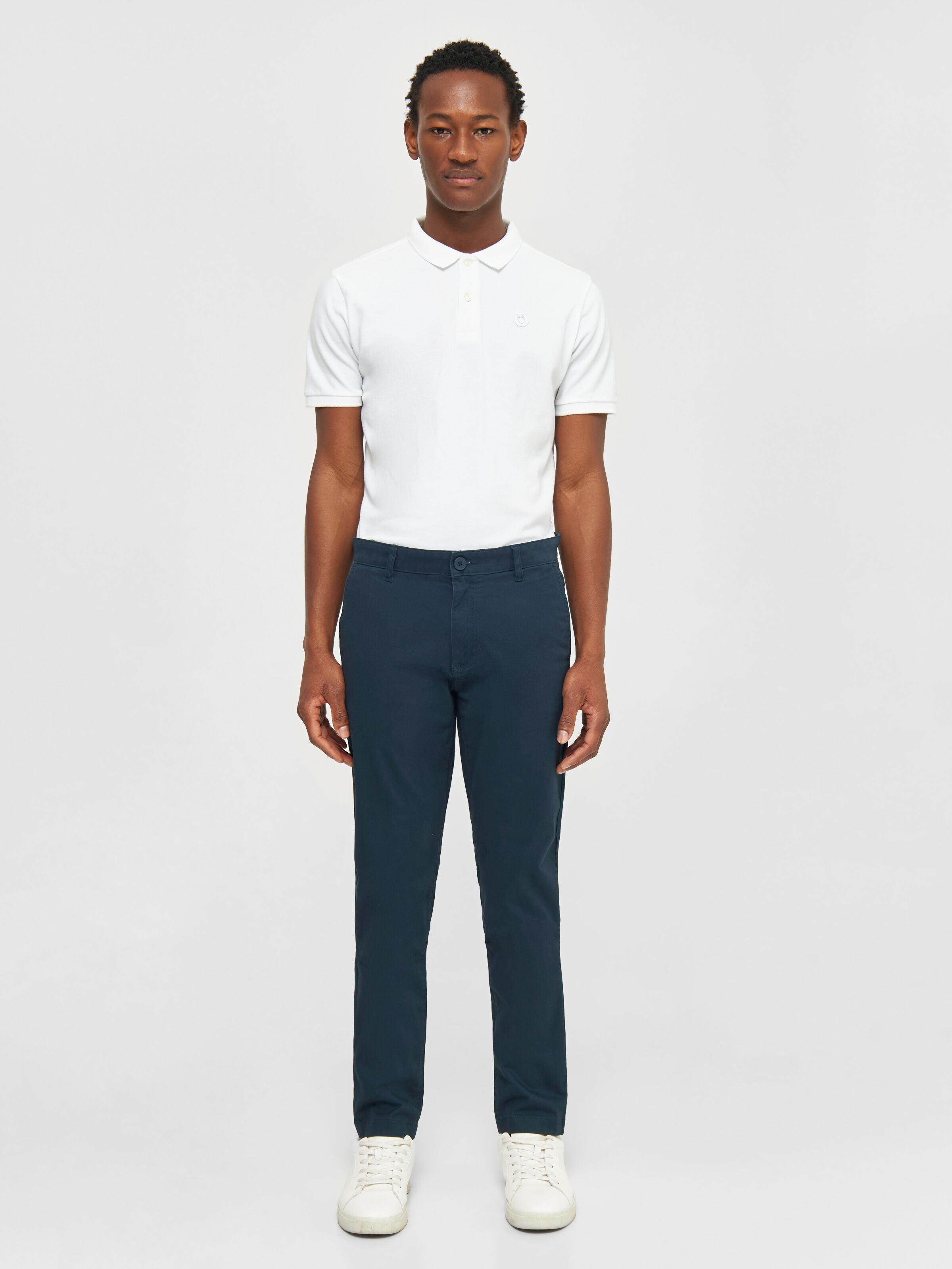 knowledge cotton apparel homme pantalon luca slim twill chino coton bio bleu marine l armoire poethique 3