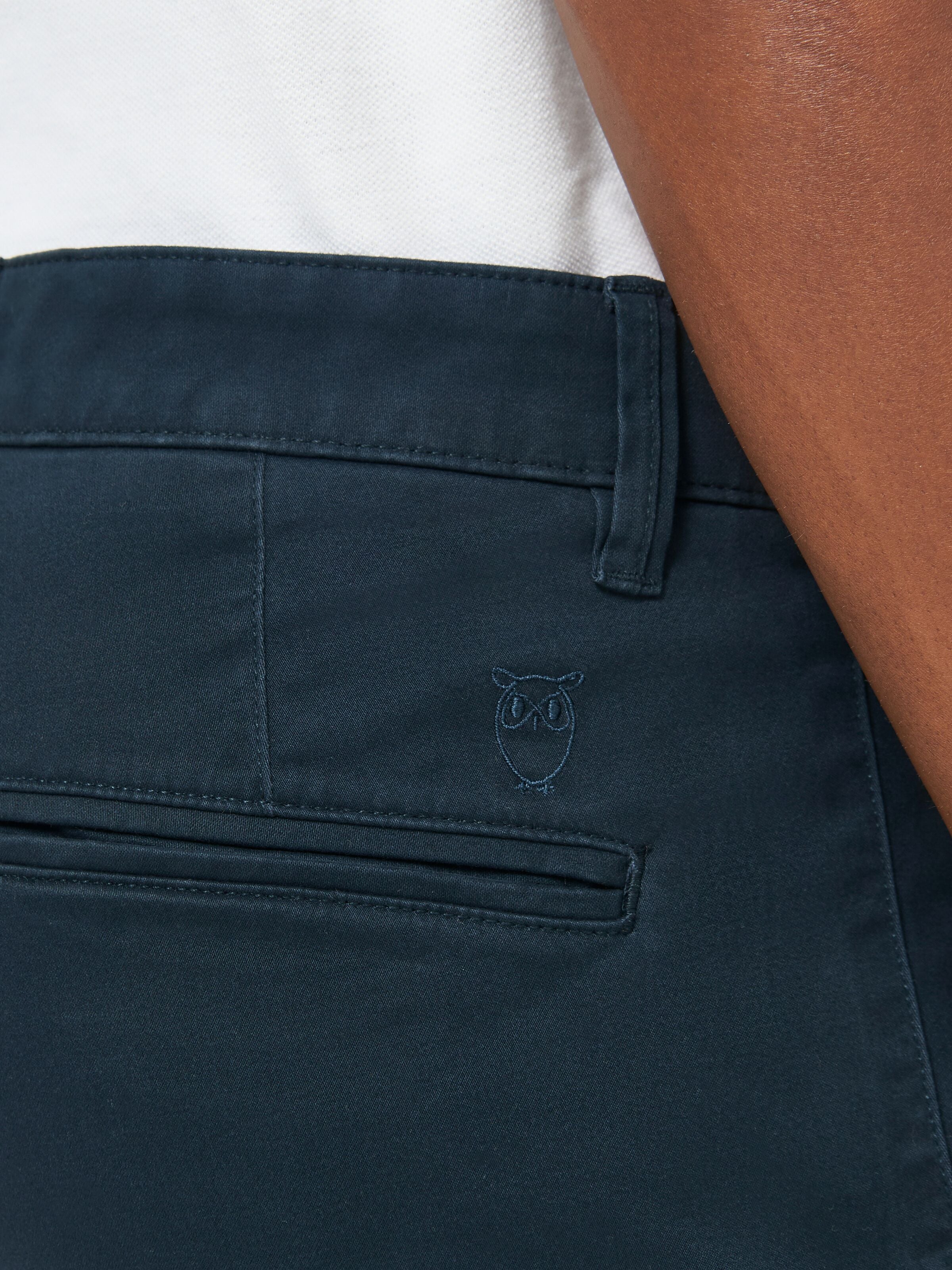 knowledge cotton apparel homme pantalon luca slim twill chino coton bio bleu marine l armoire poethique 5