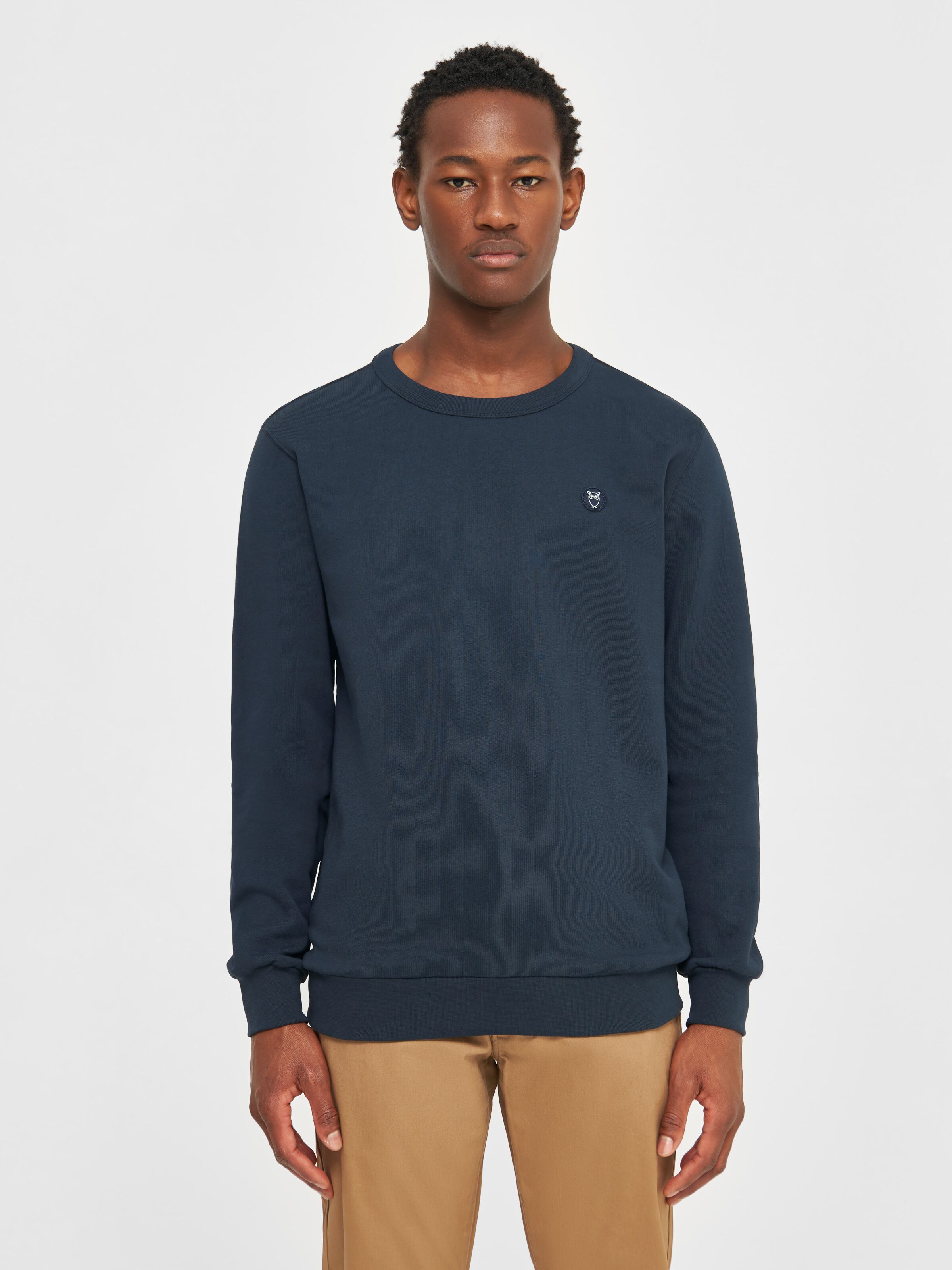 knowledge cotton apparel homme sweat erik basic badge coton bio bleu marine l armoire poethique 3