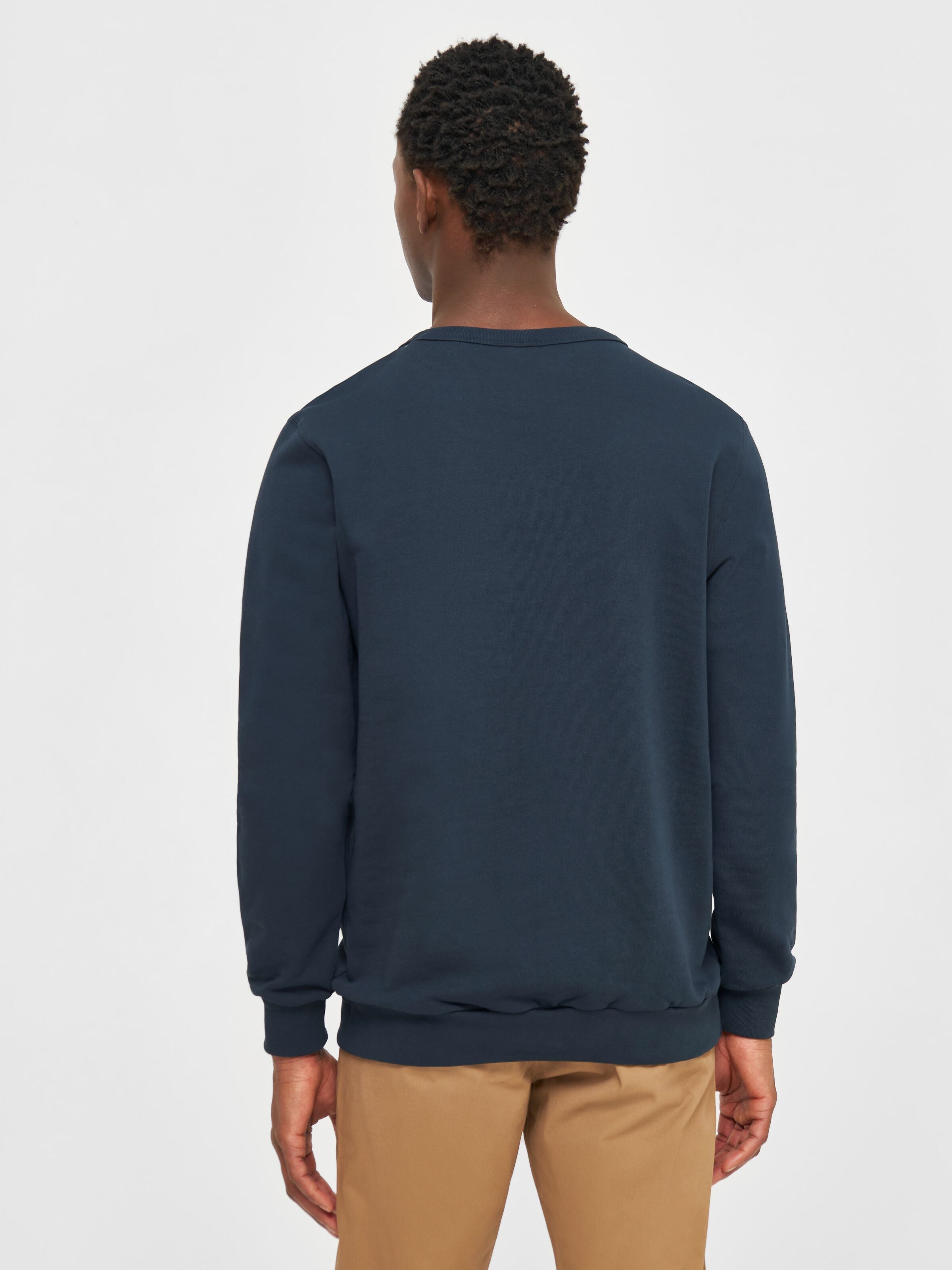 knowledge cotton apparel homme sweat erik basic badge coton bio bleu marine l armoire poethique 4