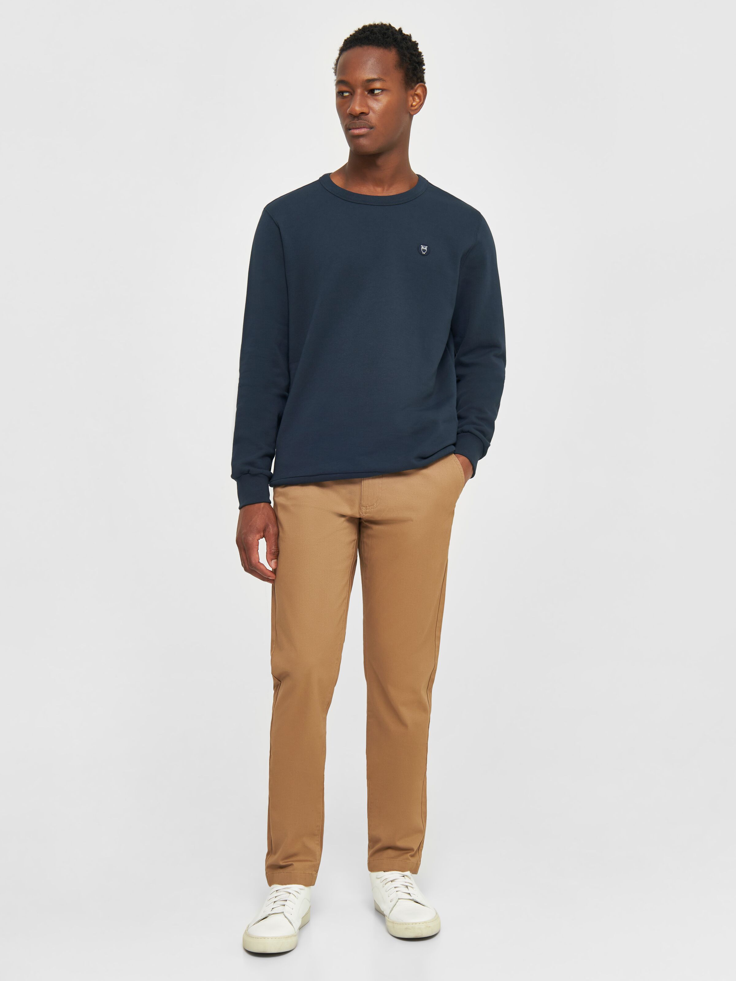 knowledge cotton apparel homme sweat erik basic badge coton bio bleu marine l armoire poethique 6