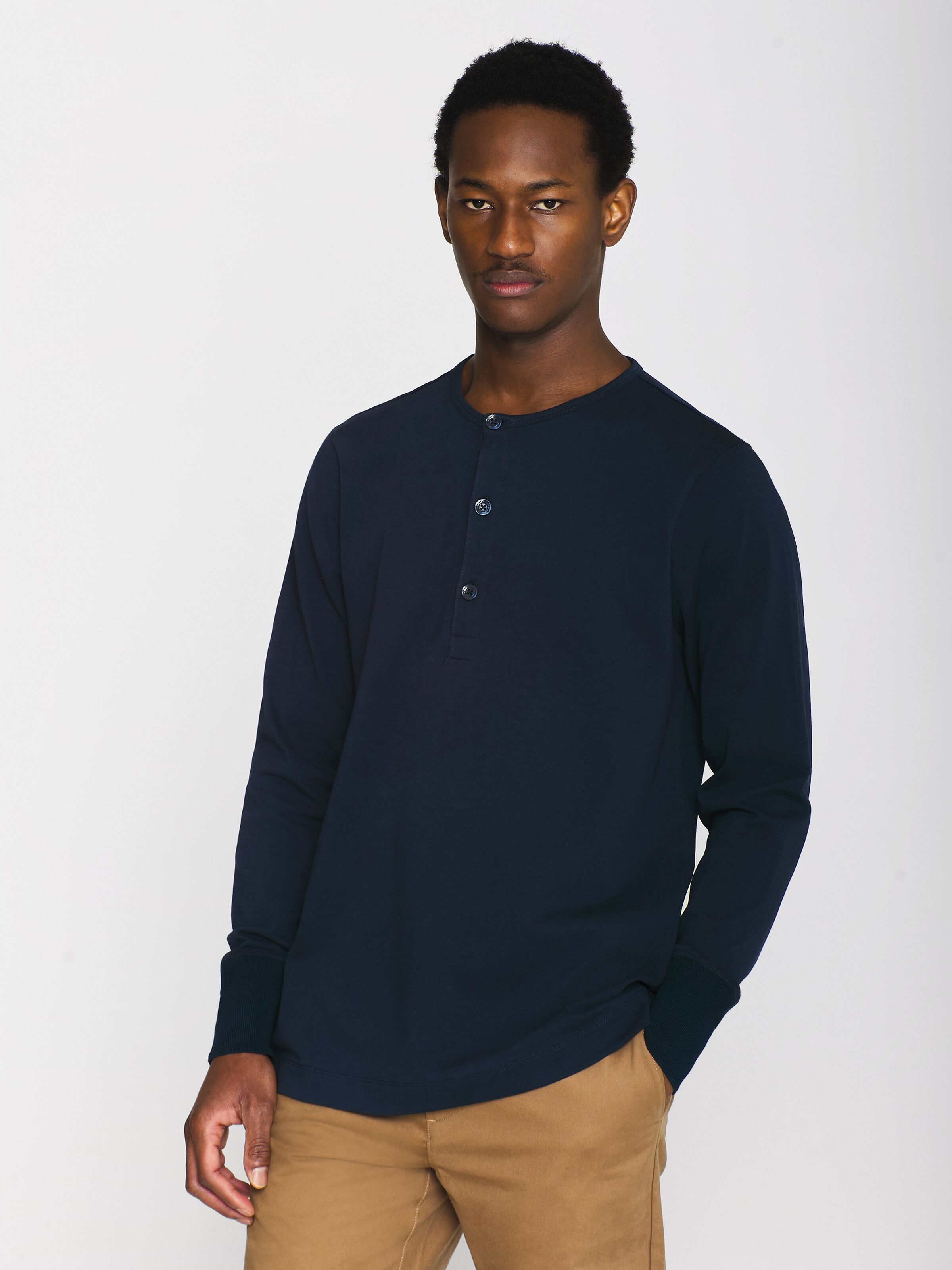 knowledge cotton apparel homme t shirt BO long sleeve henley coton bio bleu marine l armoire poethique  2