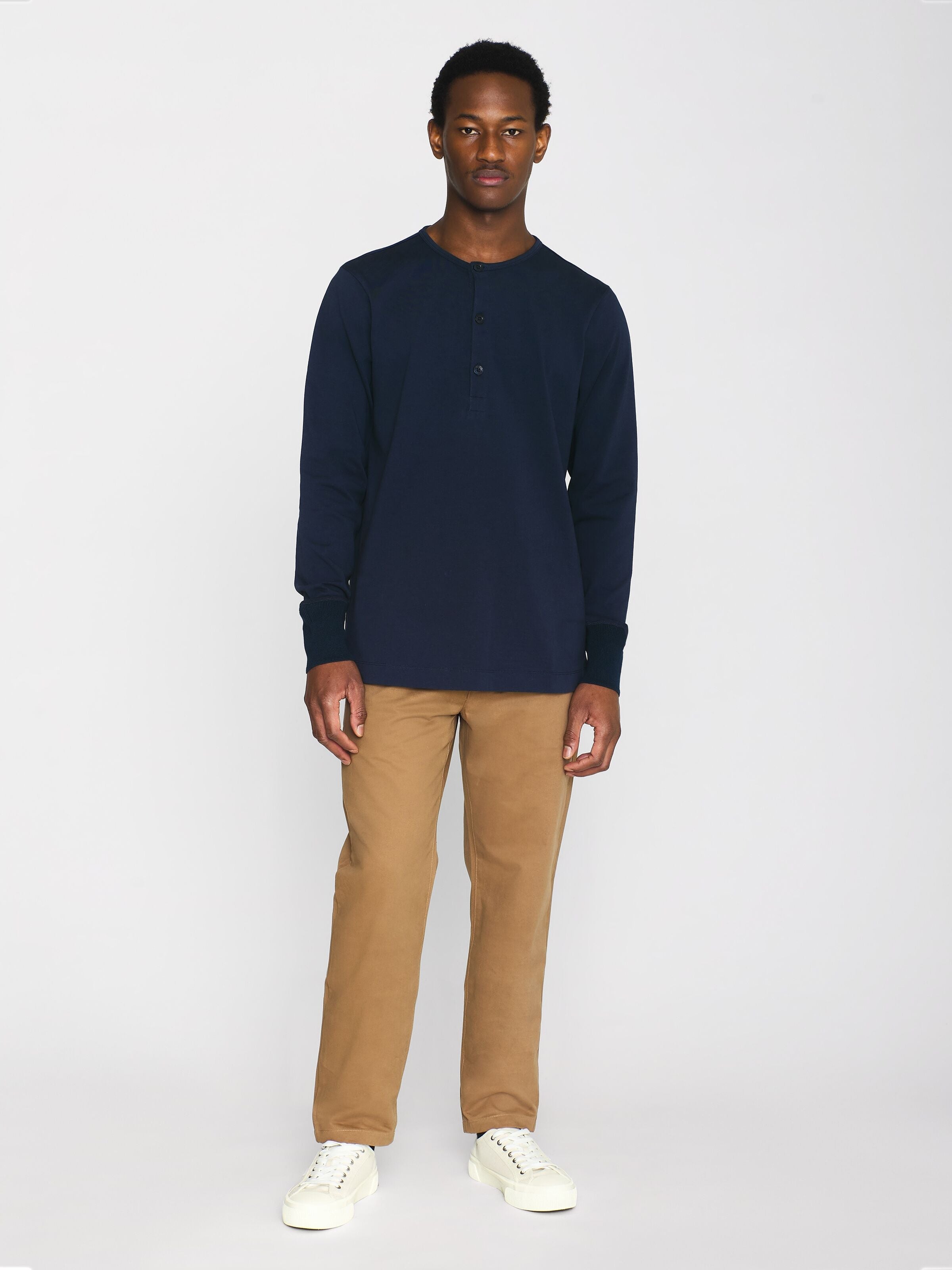 knowledge cotton apparel homme t shirt BO long sleeve henley coton bio bleu marine l armoire poethique 4