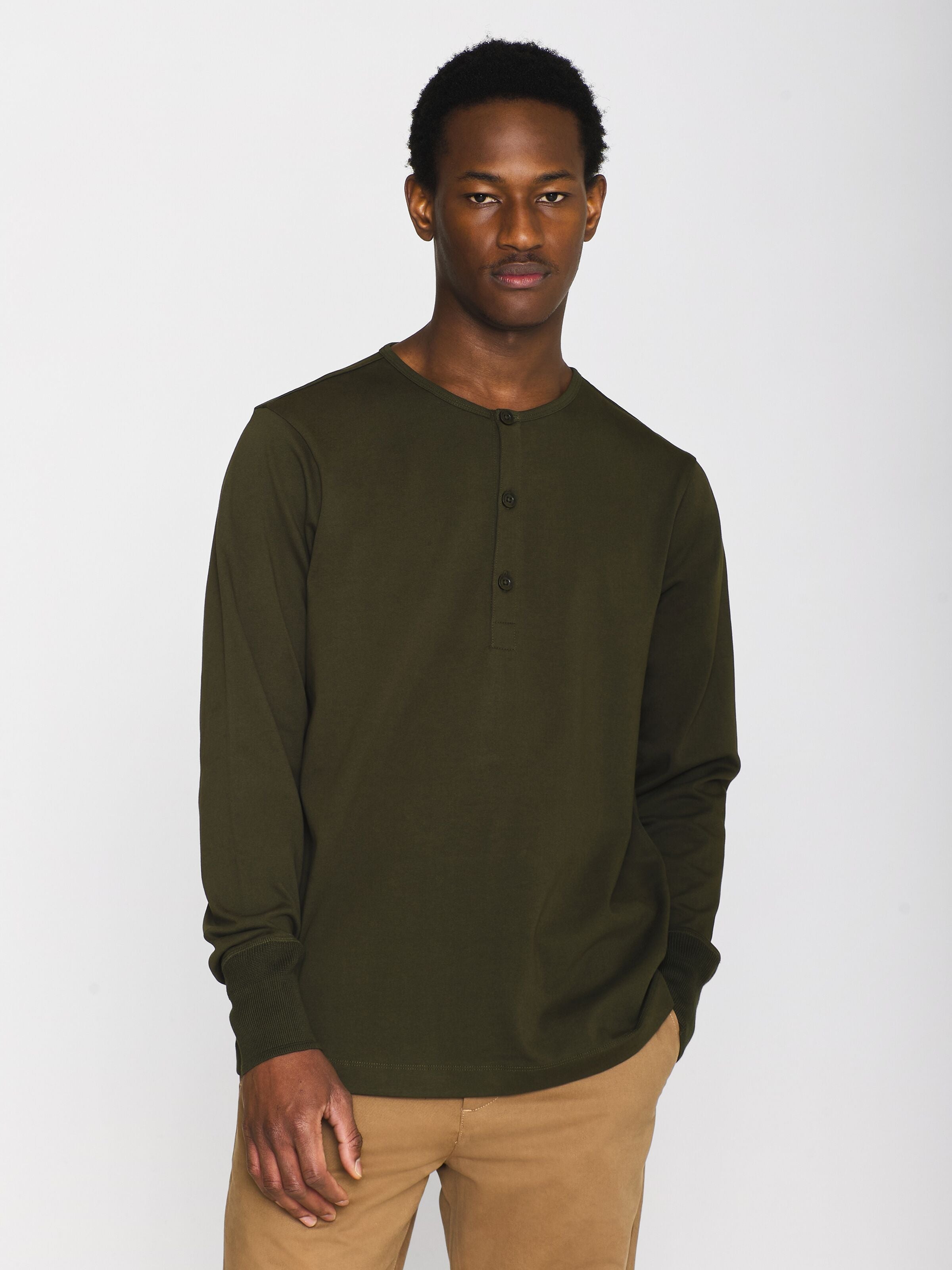 knowledge cotton apparel homme t shirt BO long sleeve henley coton bio vert kaki l armoire poethique  3