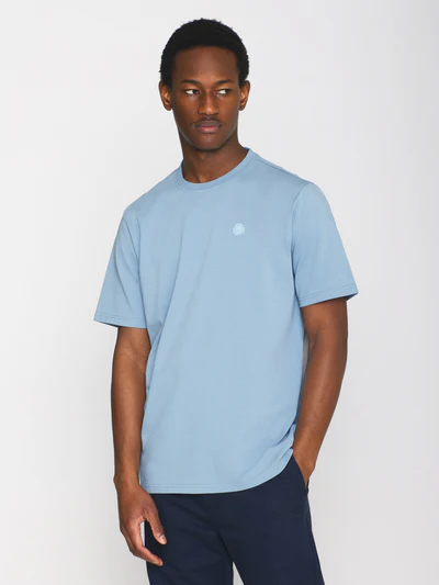 knowledge cotton apparel homme t shirt regular fit badge coton bio bleu gris l armoire poethique 1