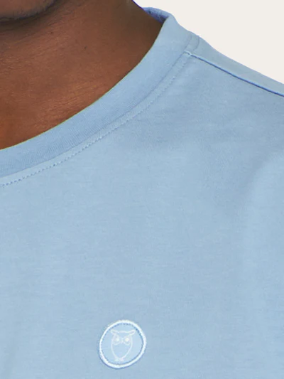 knowledge cotton apparel homme t shirt regular fit badge coton bio bleu gris l armoire poethique 4