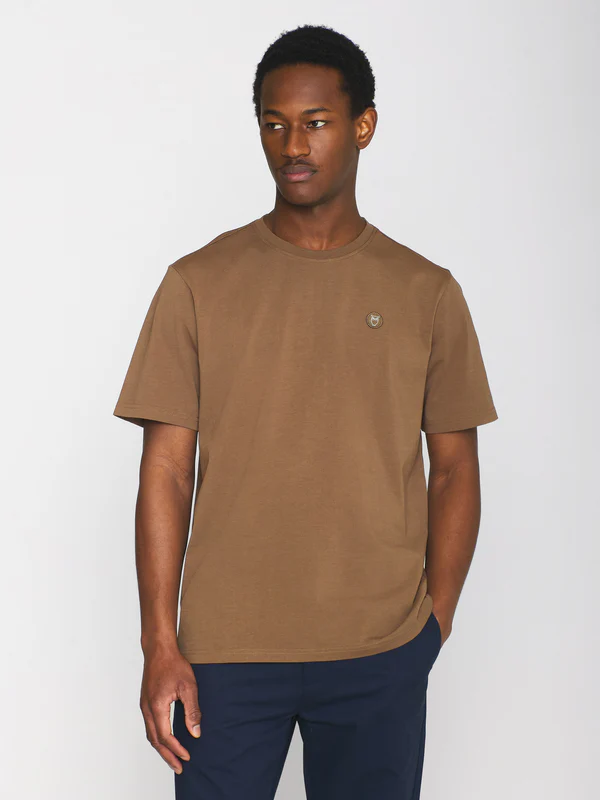 knowledge cotton apparel homme t shirt regular fit badge coton bio marron l armoire poethique 1