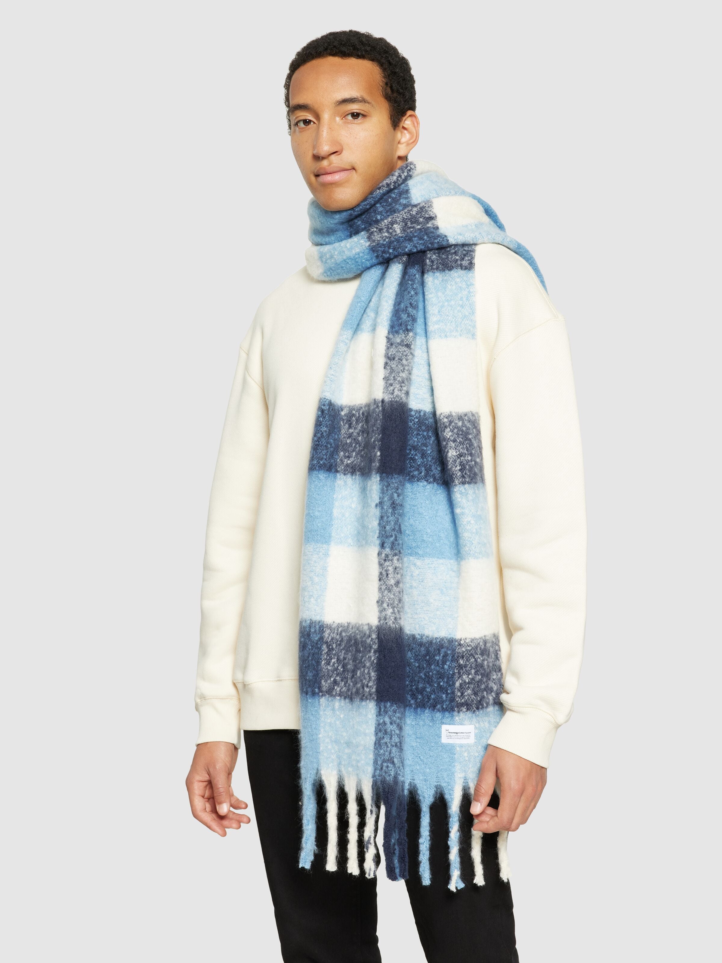 knowledge cotton apparel unisexe echarpe check scarf polyester recycle bleu l armoire poethique  7