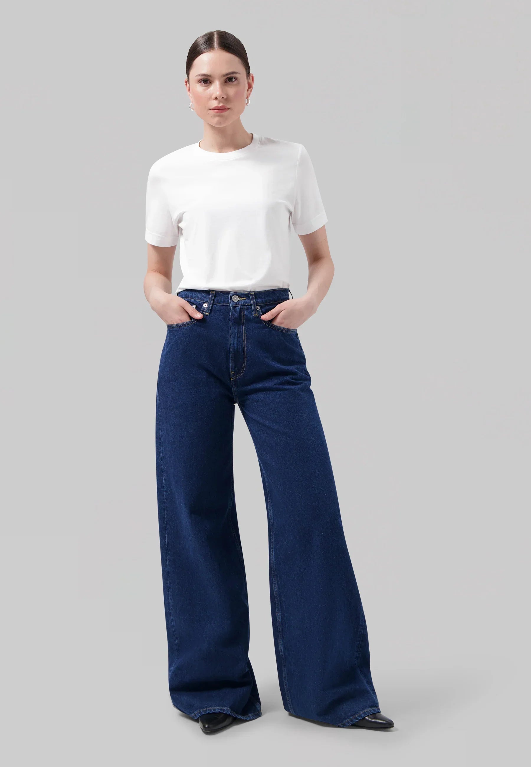 mud jeans femme sara high loose coton bio bleu indigo l armoire poethique  1