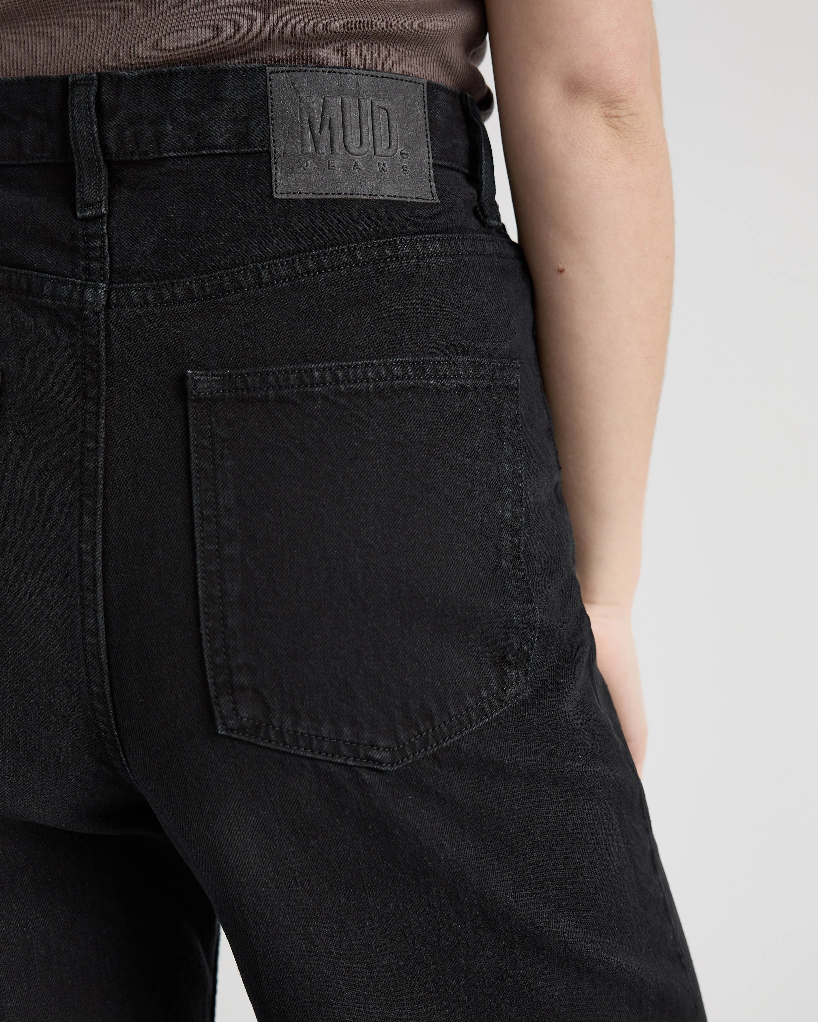 mud jeans femme sara high loose coton bio noir l armoire poethique 4