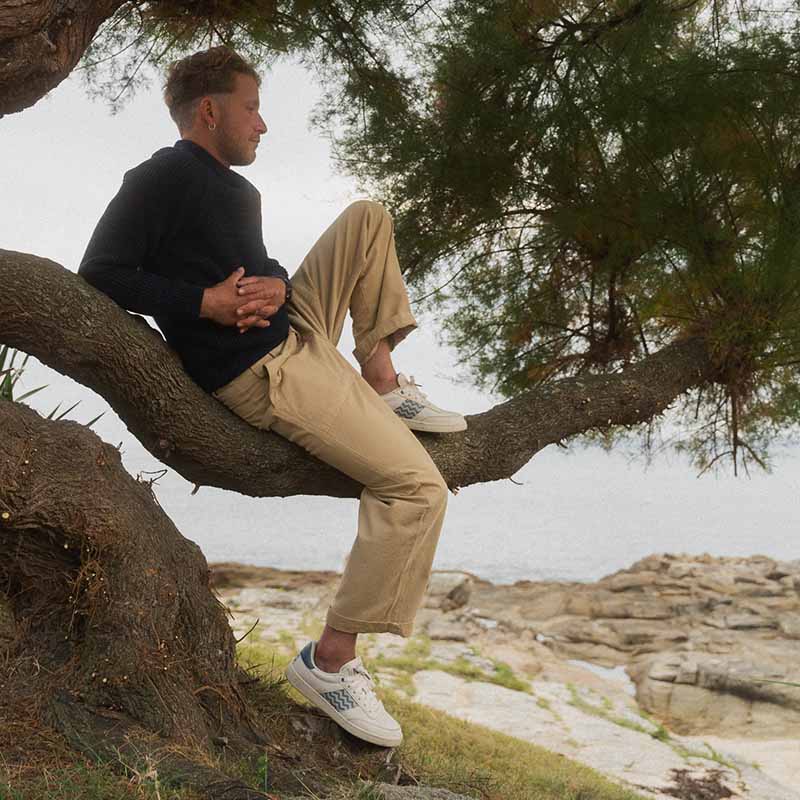 Saigon Classique '24 Steel Blue Leather Low-Top Sneakers · Cream and Blue