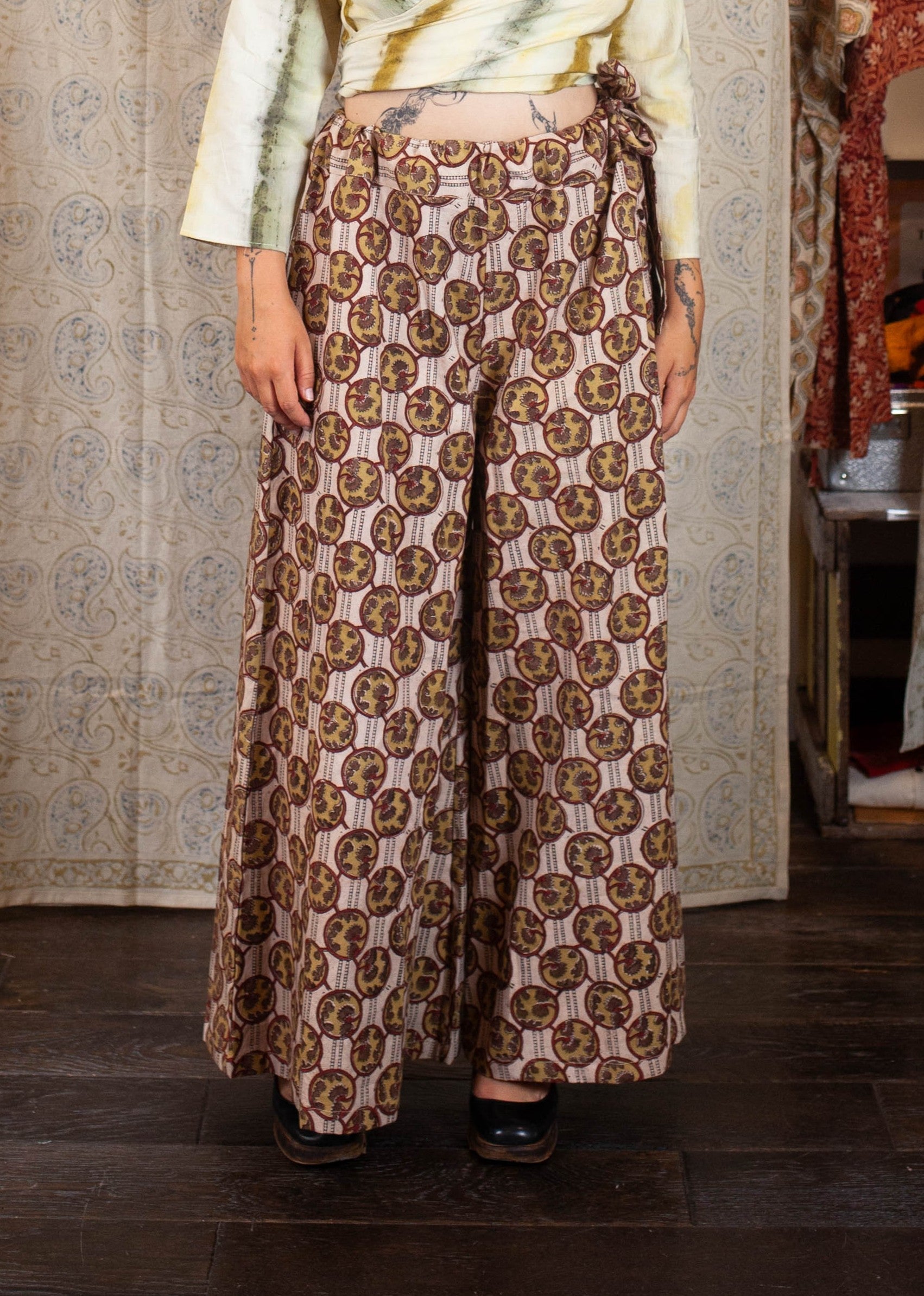 pantalon doddi en coton bio jad racine jaune et vert azaadi femme pantalon doddi jad racine coton bio l armoire poethique 2