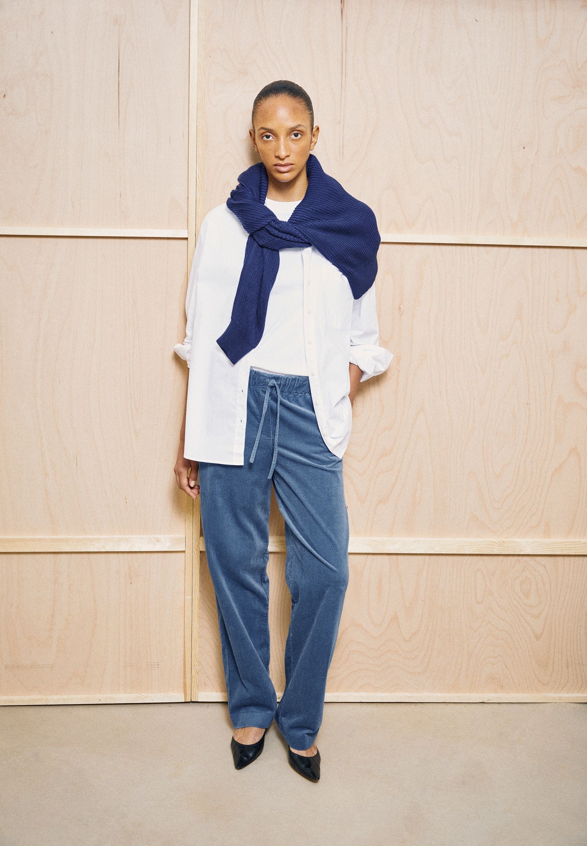 pantalon en velours de coton bio jaimilaa corduroy bleu gris armedangels femme pantalon velour jaimilaa coton bio bleu gris l armoire poethique 4
