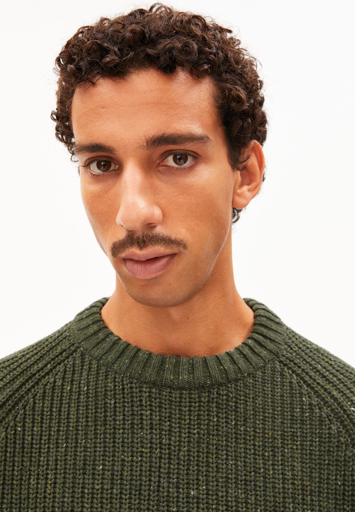 pull en coton bio et laine recycle kiaano tweed kaki chin armedangels homme pull kiaano tweed laine coton bio vert l armoire poethique 3