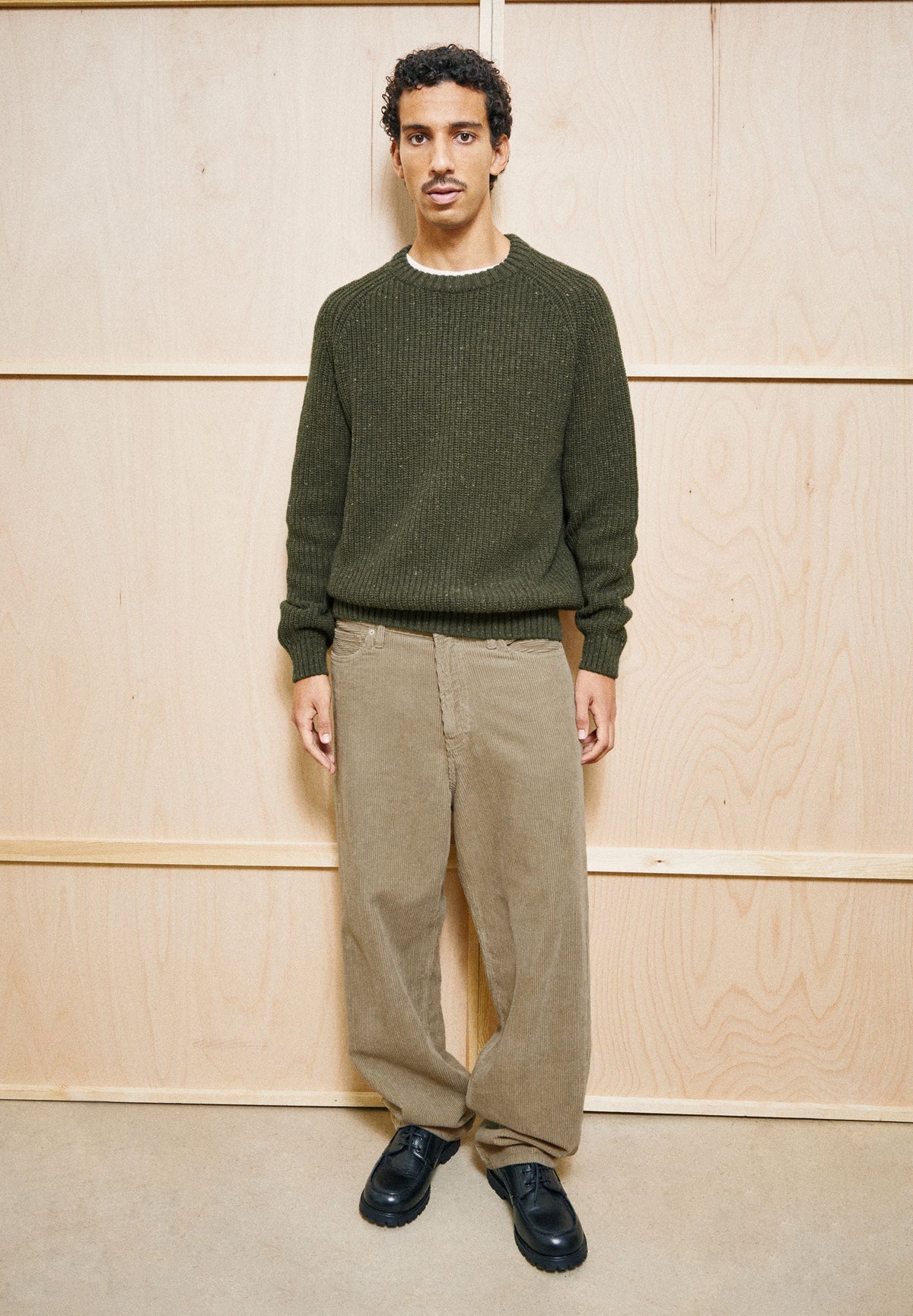 pull en coton bio et laine recycle kiaano tweed kaki chin armedangels homme pull kiaano tweed laine coton bio vert l armoire poethique 4