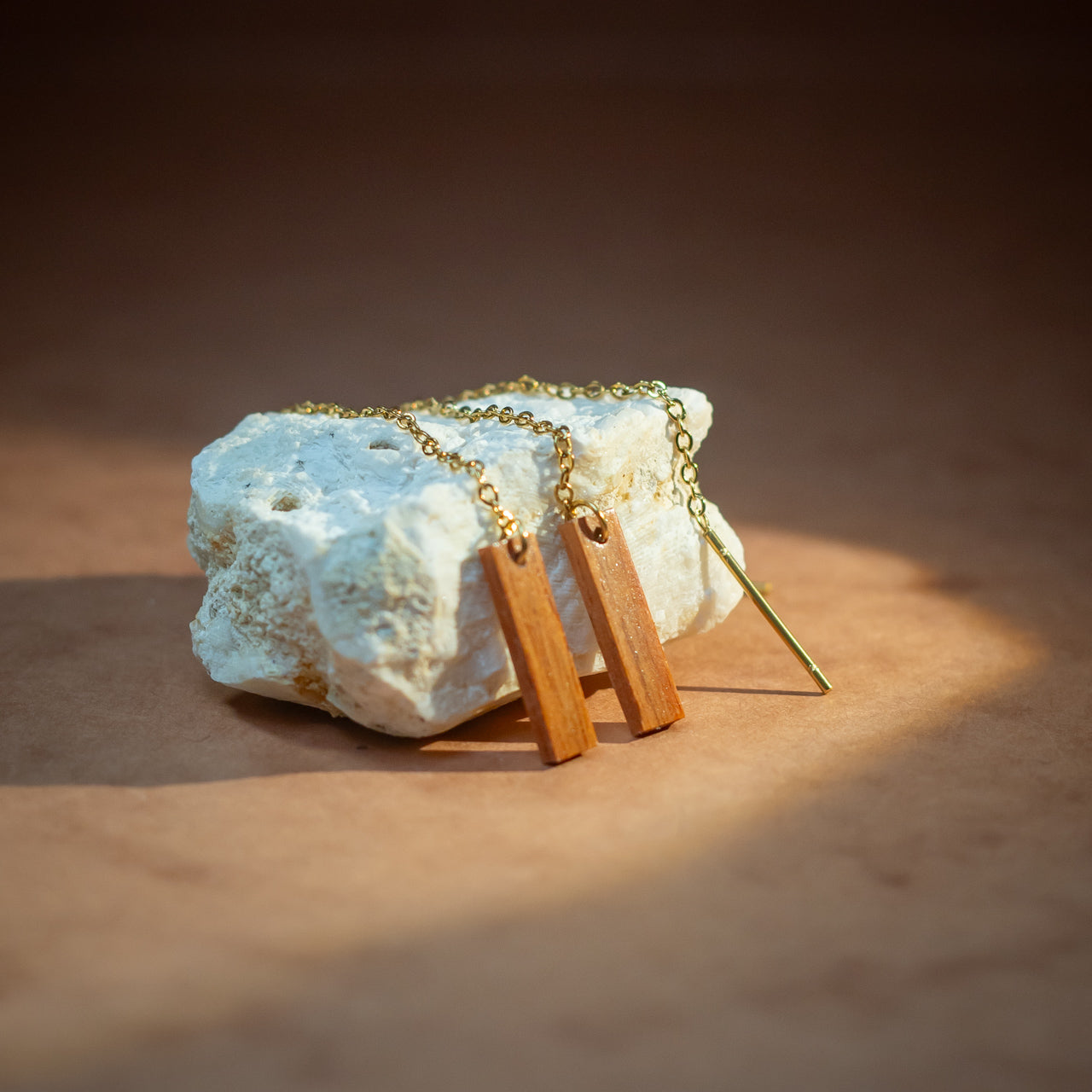 racines femme boucles oreille chainettes barre bois rose l armoire poethique 2