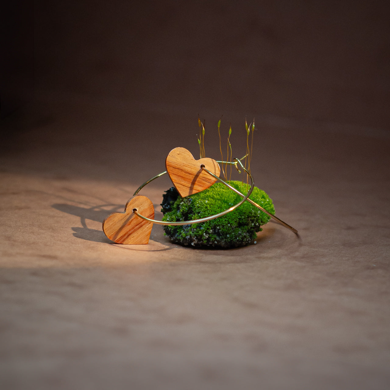 racines femme boucles oreille creoles coeur bois rose l armoire poethique 1