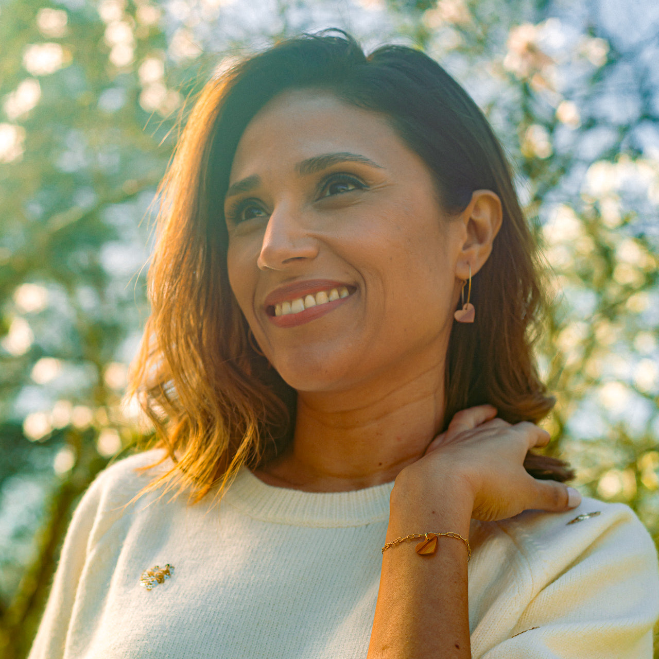 racines femme boucles oreille creoles coeur bois rose l armoire poethique 2