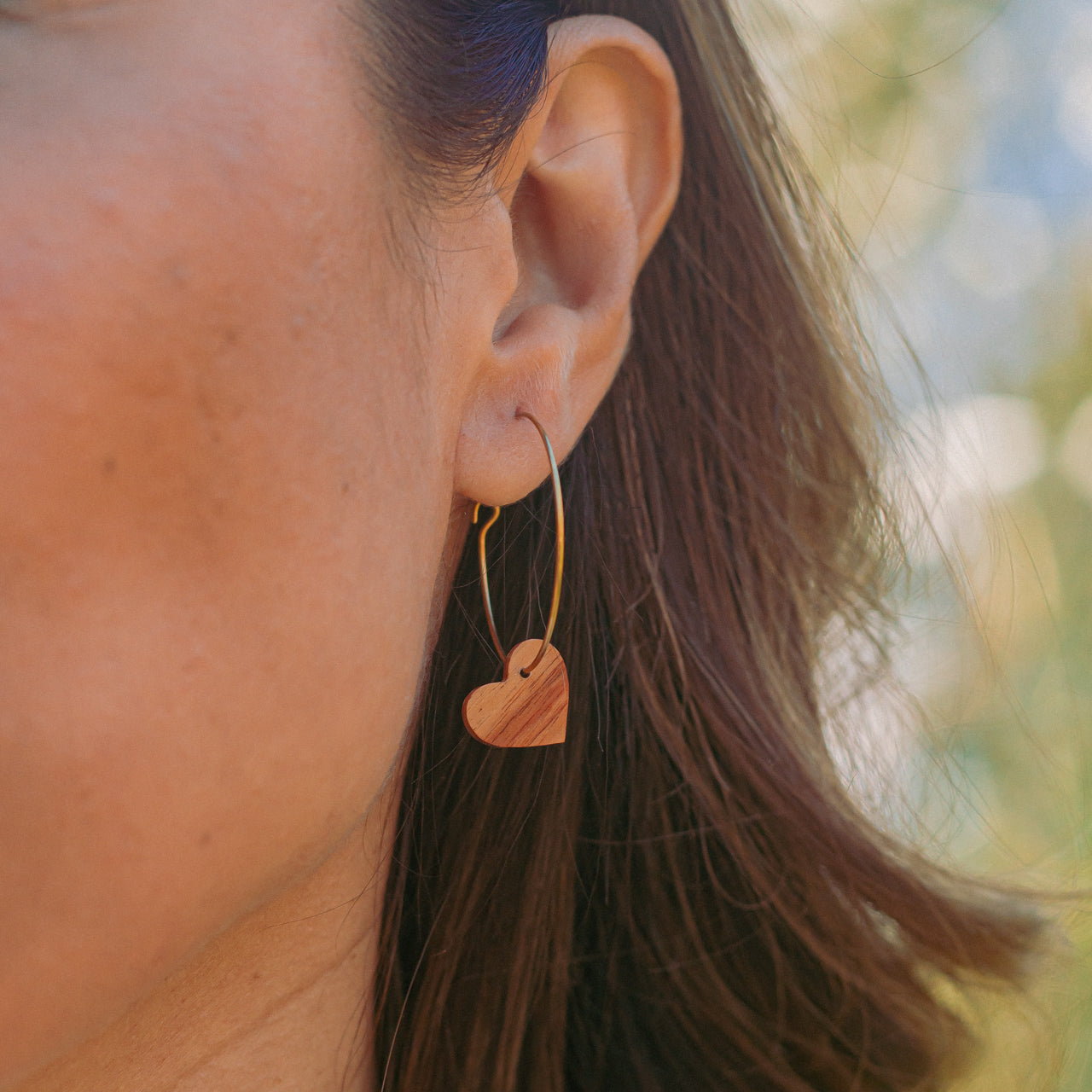 racines femme boucles oreille creoles coeur bois rose l armoire poethique  3