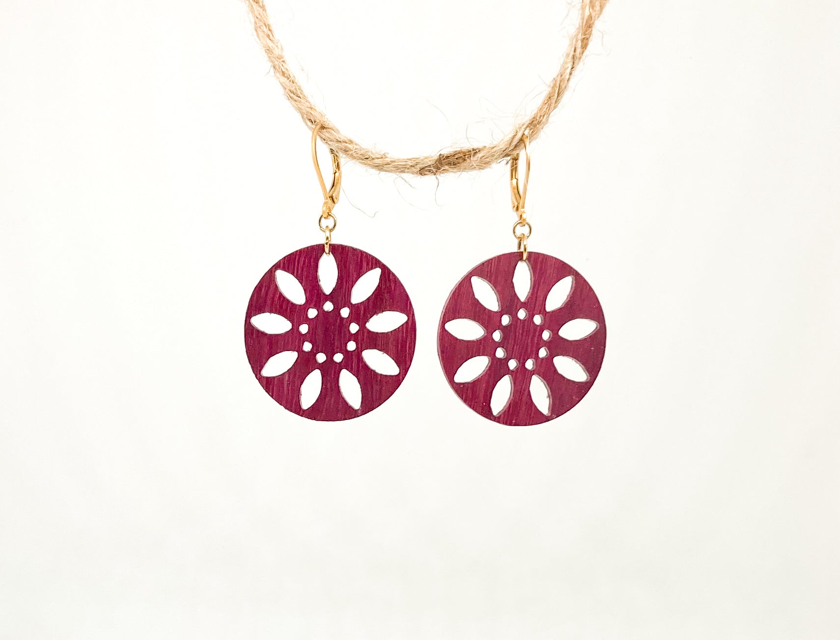 Round lace earrings in precious wood scraps · gold