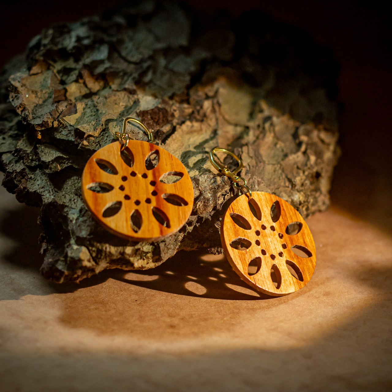Round lace earrings in precious wood scraps · gold